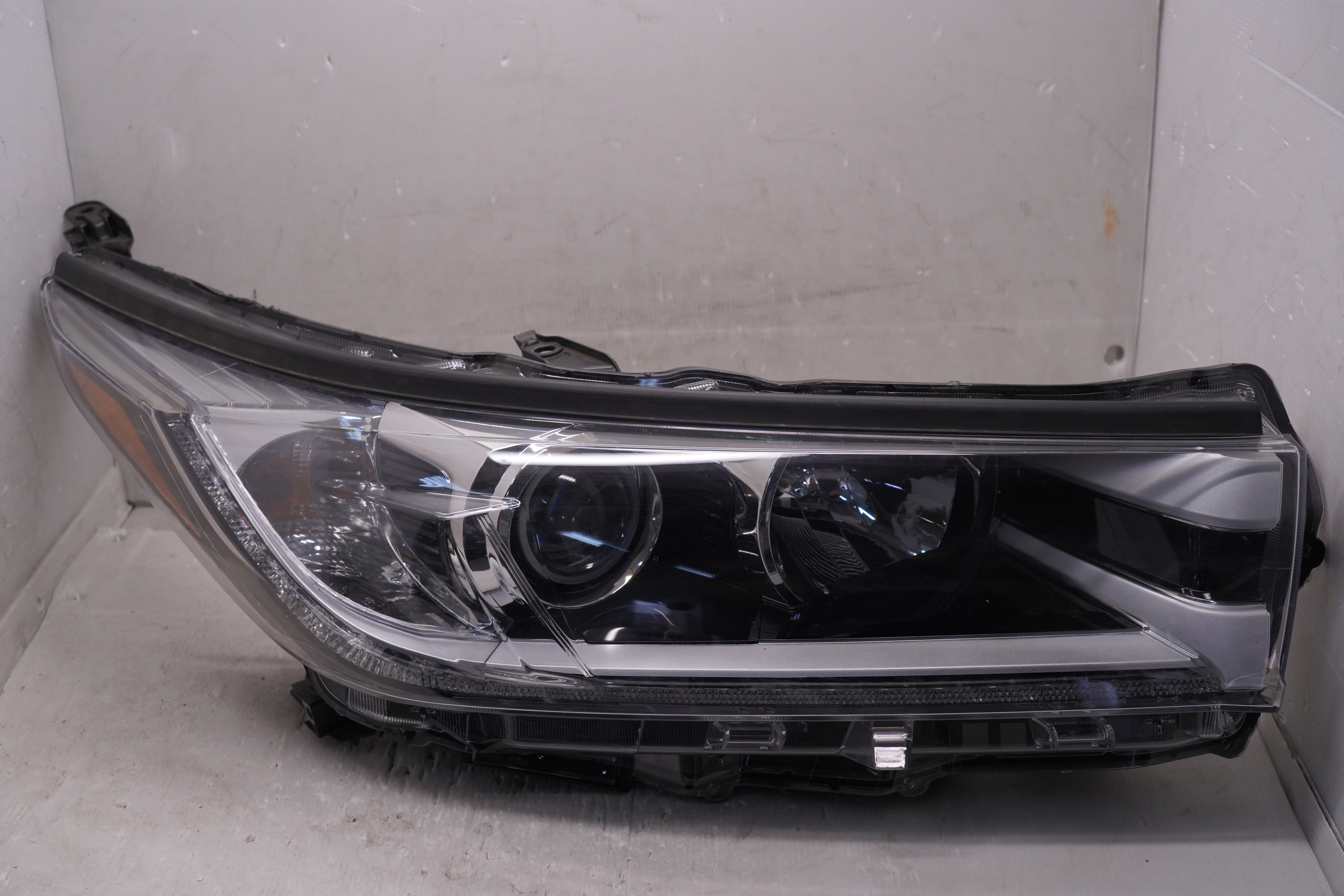 TOYOTA KLUGER 2017-2019 HALOGEN R.H.S HEADLIGHT GENUINE