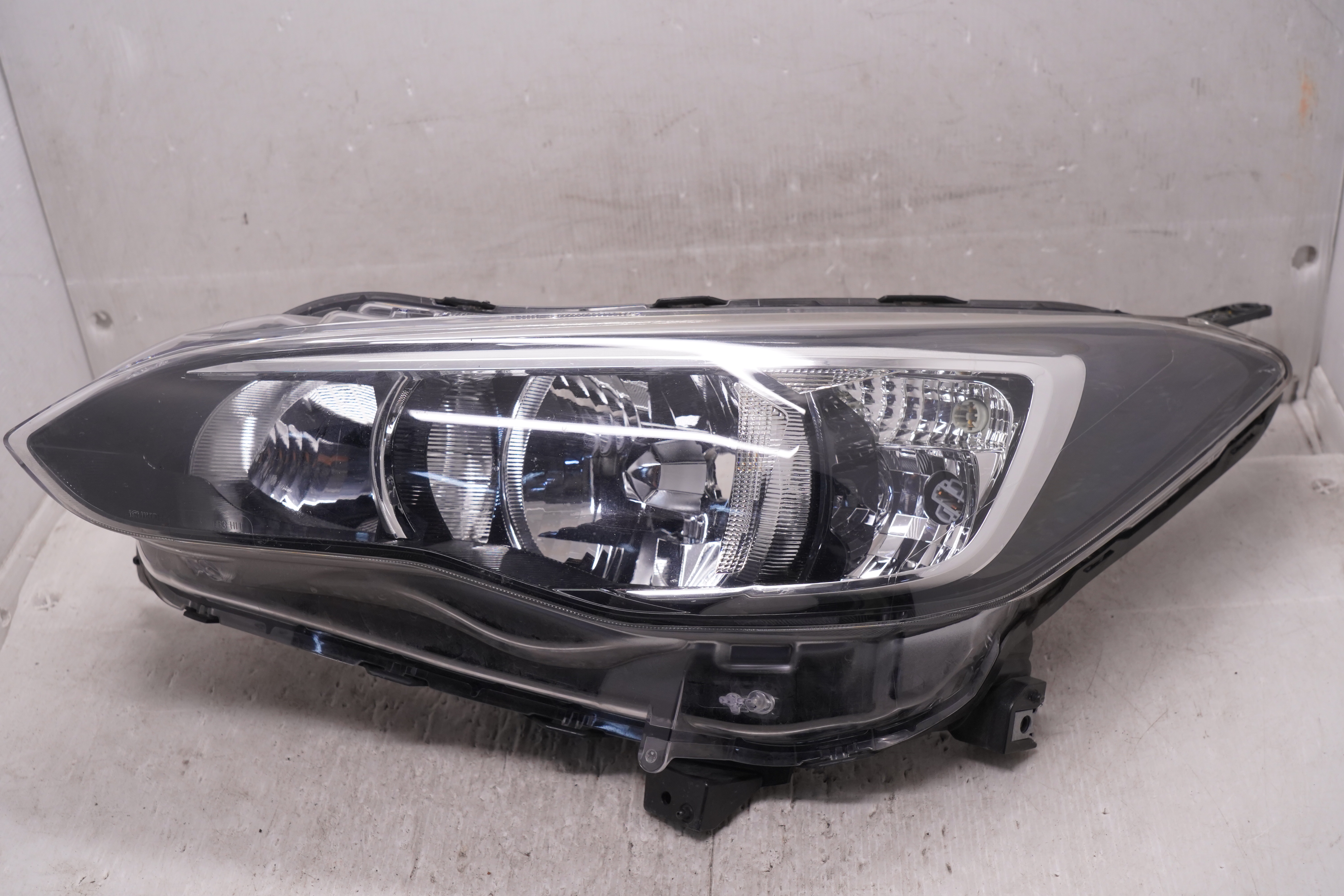 SUBARU XV 2017-2019 HALOGEN L.H.S HEADLIGHT GENUINE