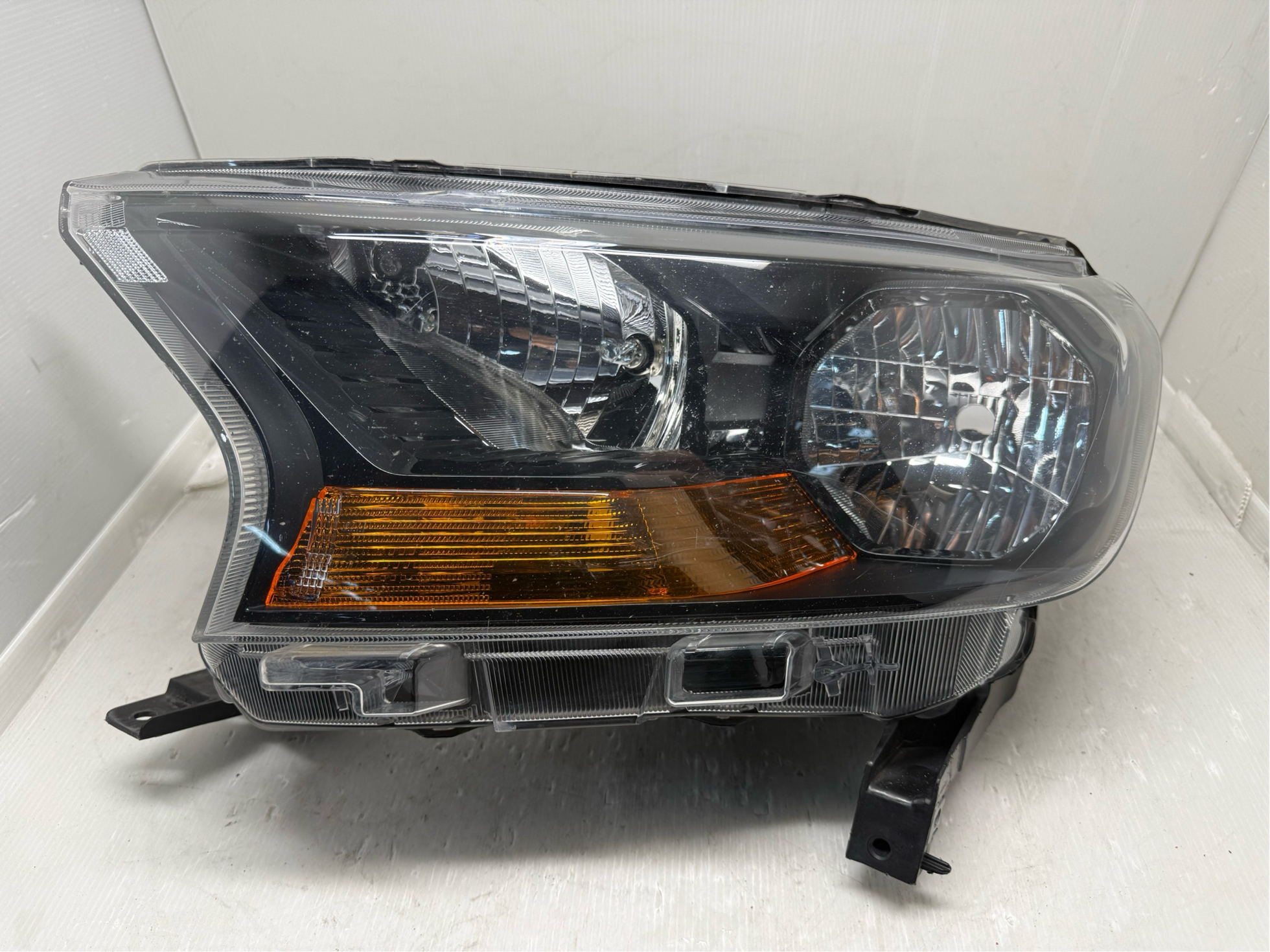 FORD EVEREST RANGER 2015-2019 HALOGEN L.H.S HEADLIGHT GENUINE