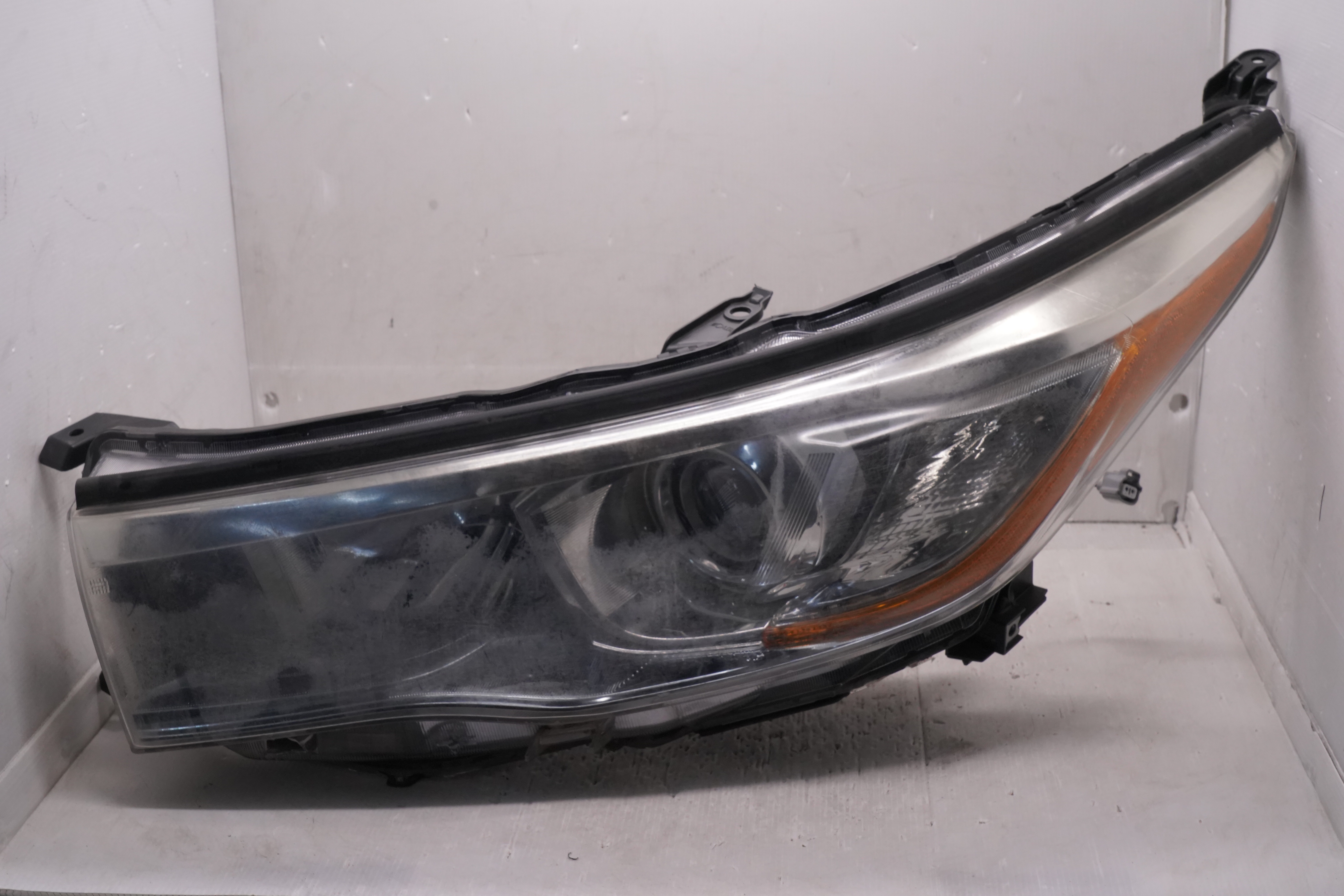 TOYOTA KLUGER 2014-2016 HALOGEN L.H.S HEADLIGHT GENUINE