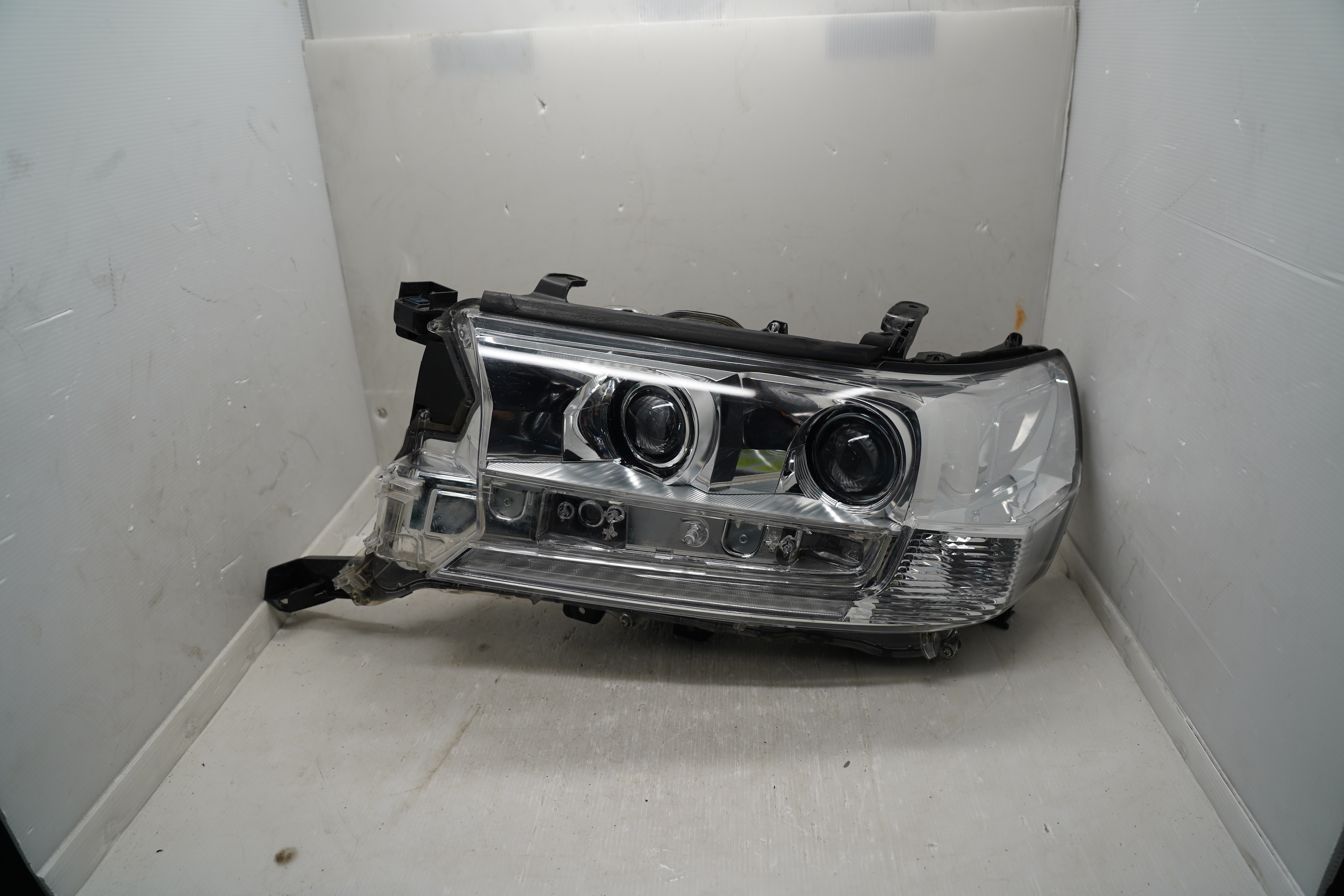 TOYOTA LANDCRUISER 200 SERIES VDJ200R 2016-2021 LED L.H.S HEADLIGHT GENUINE
