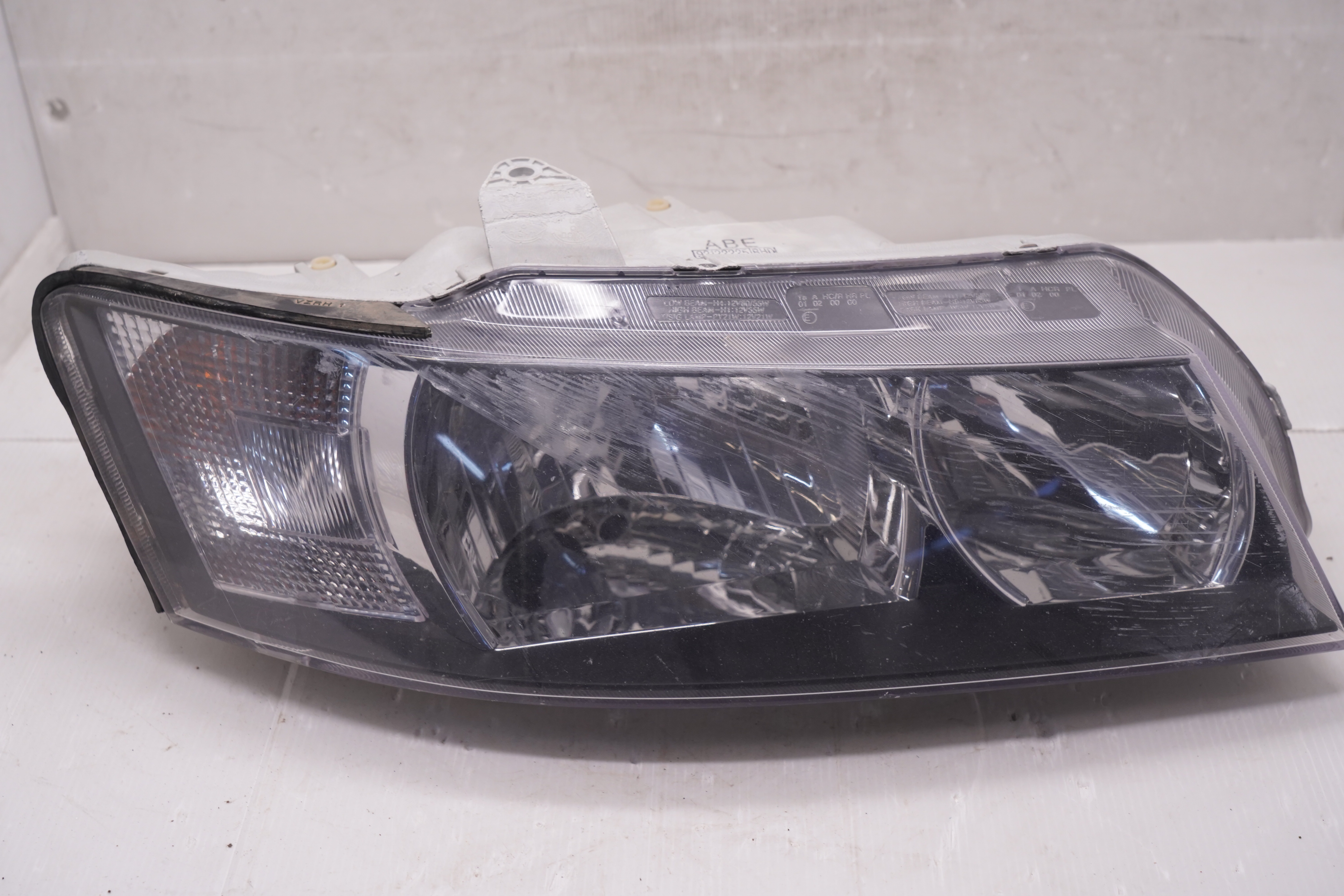 HOLDEN COMMODORE VZ SV6 SS 2004-2006 HALOGEN R.H.S HEADLIGHT GENUINE