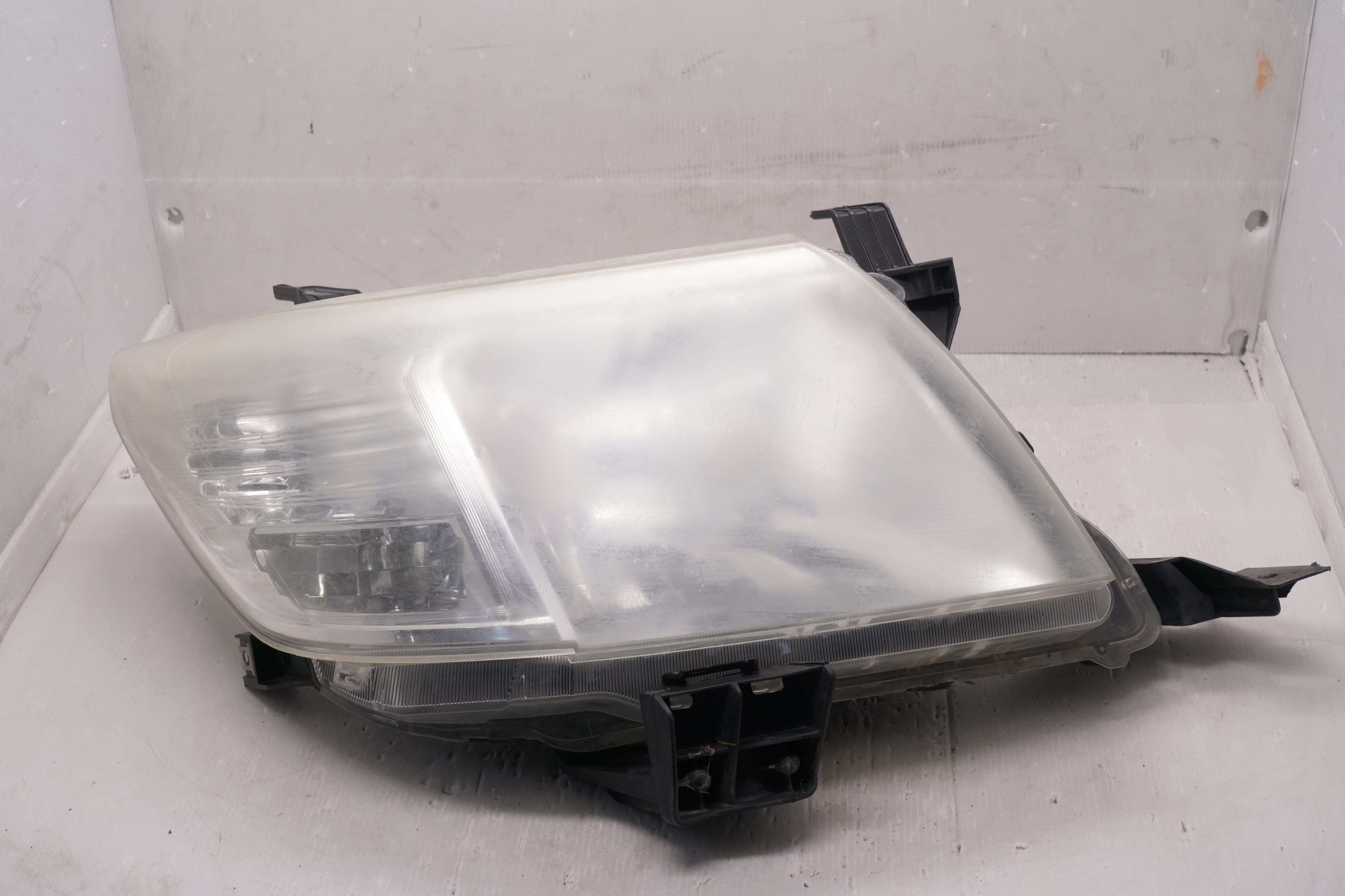 TOYOTA HILUX VIGO 2011-2014 HALOGEN R.H.S HEADLIGHT GENUINE