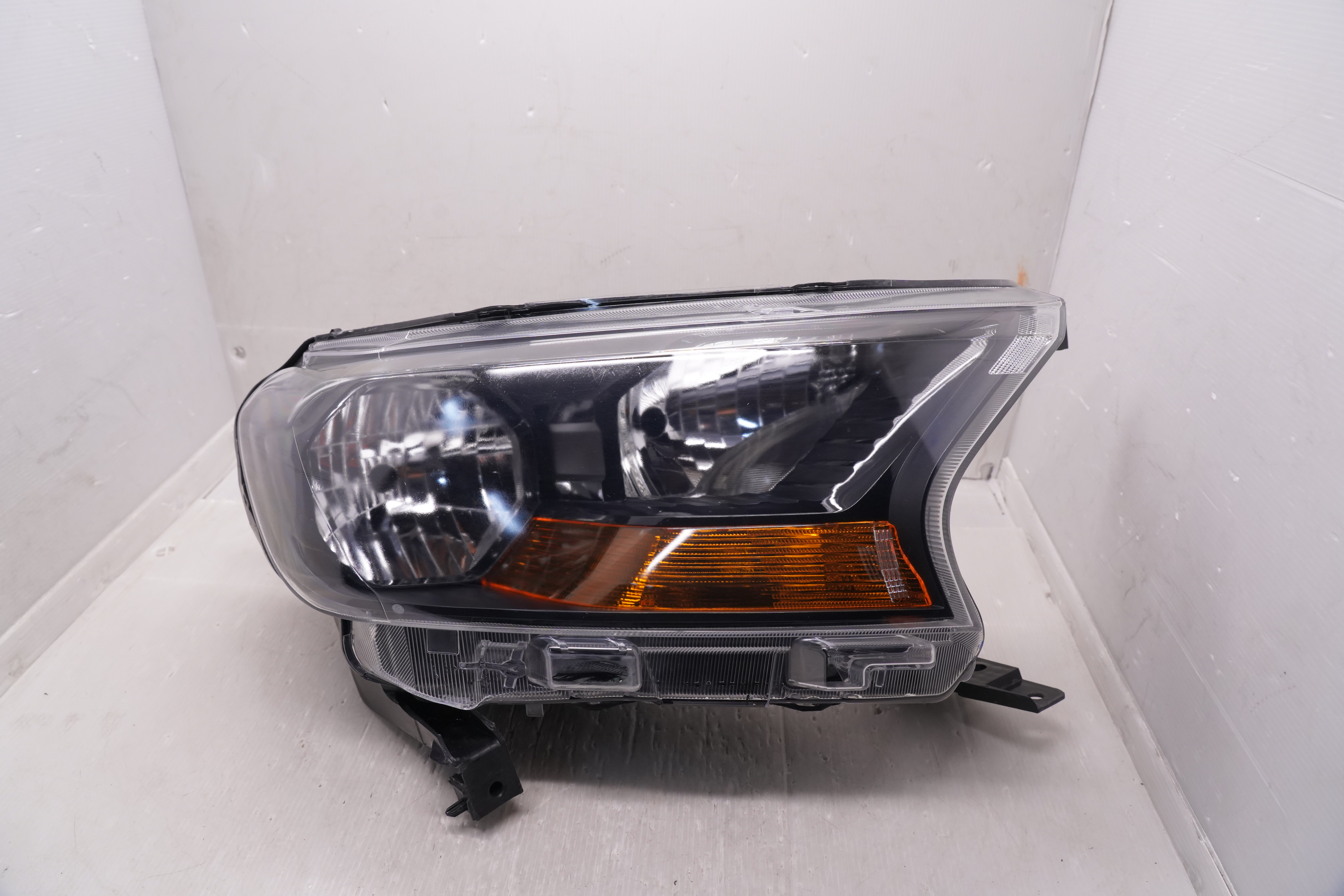 FORD EVEREST RANGER 2015-2019 HALOGEN R.H.S HEADLIGHT GENUINE