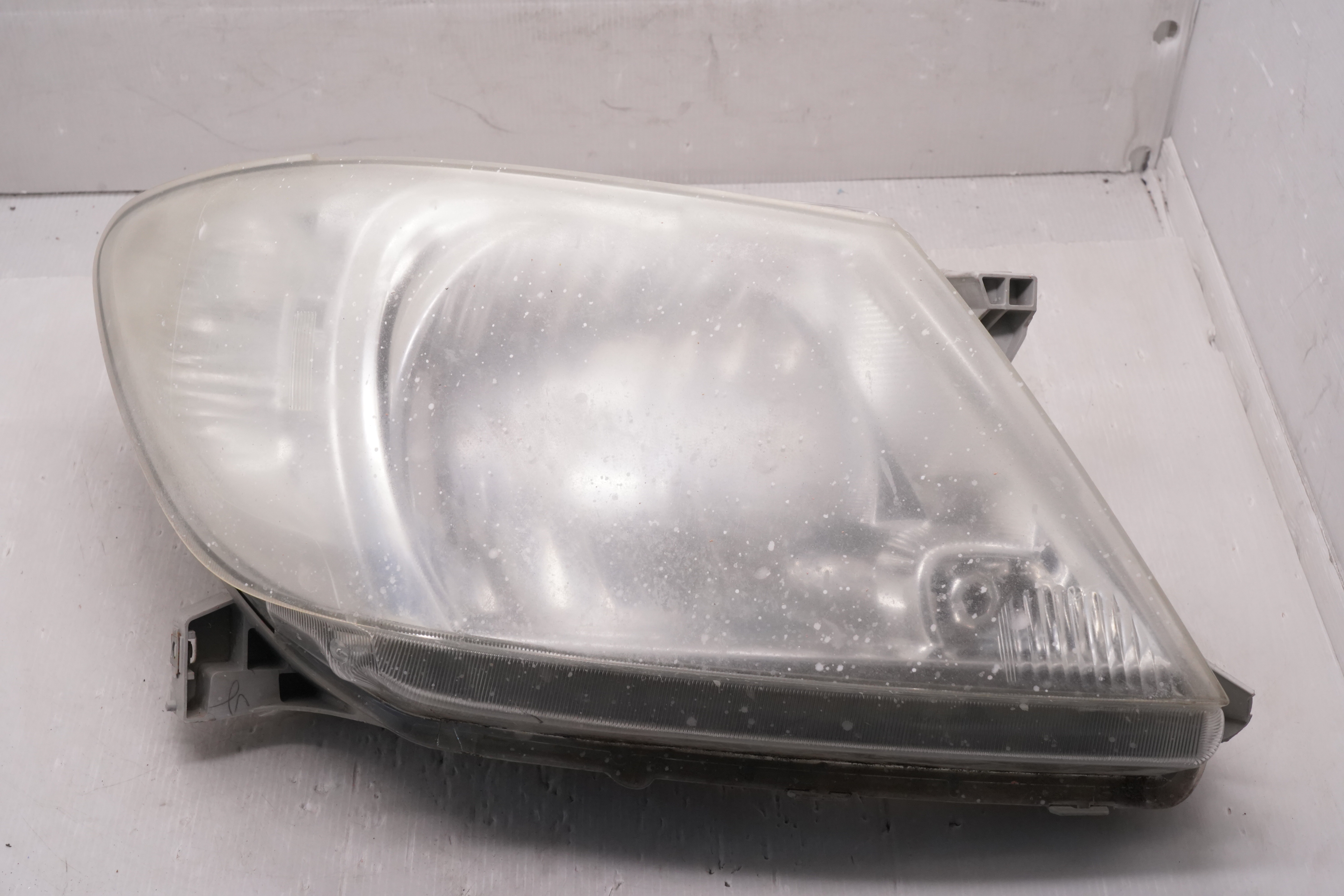 TOYOTA HILUX VIGO 2005-2010 HALOGEN R.H.S HEADLIGHT GENUINE