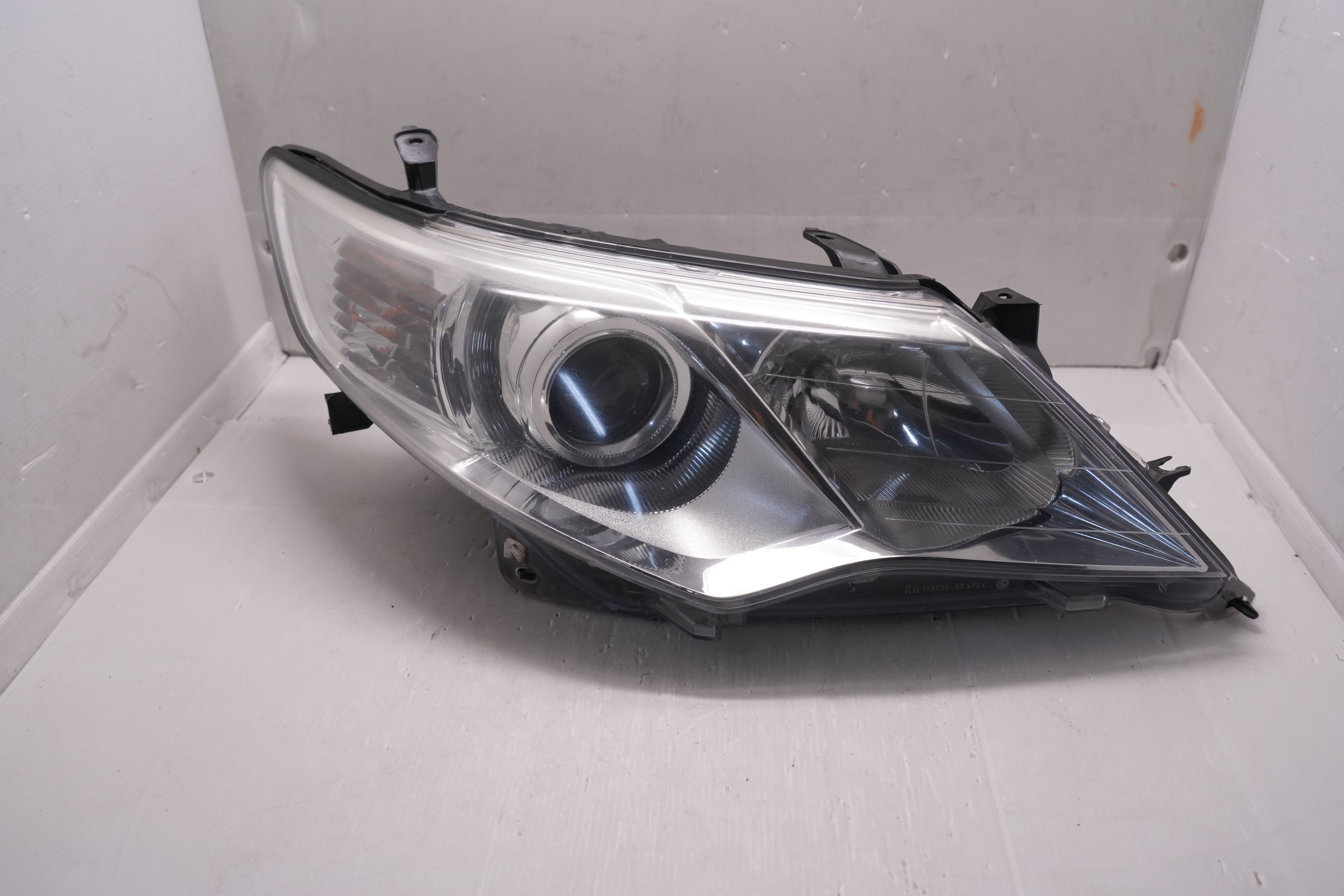 TOYOTA CAMRY XLE 2012-2014 HALOGEN R.H.S HEADLIGHT GENUINE