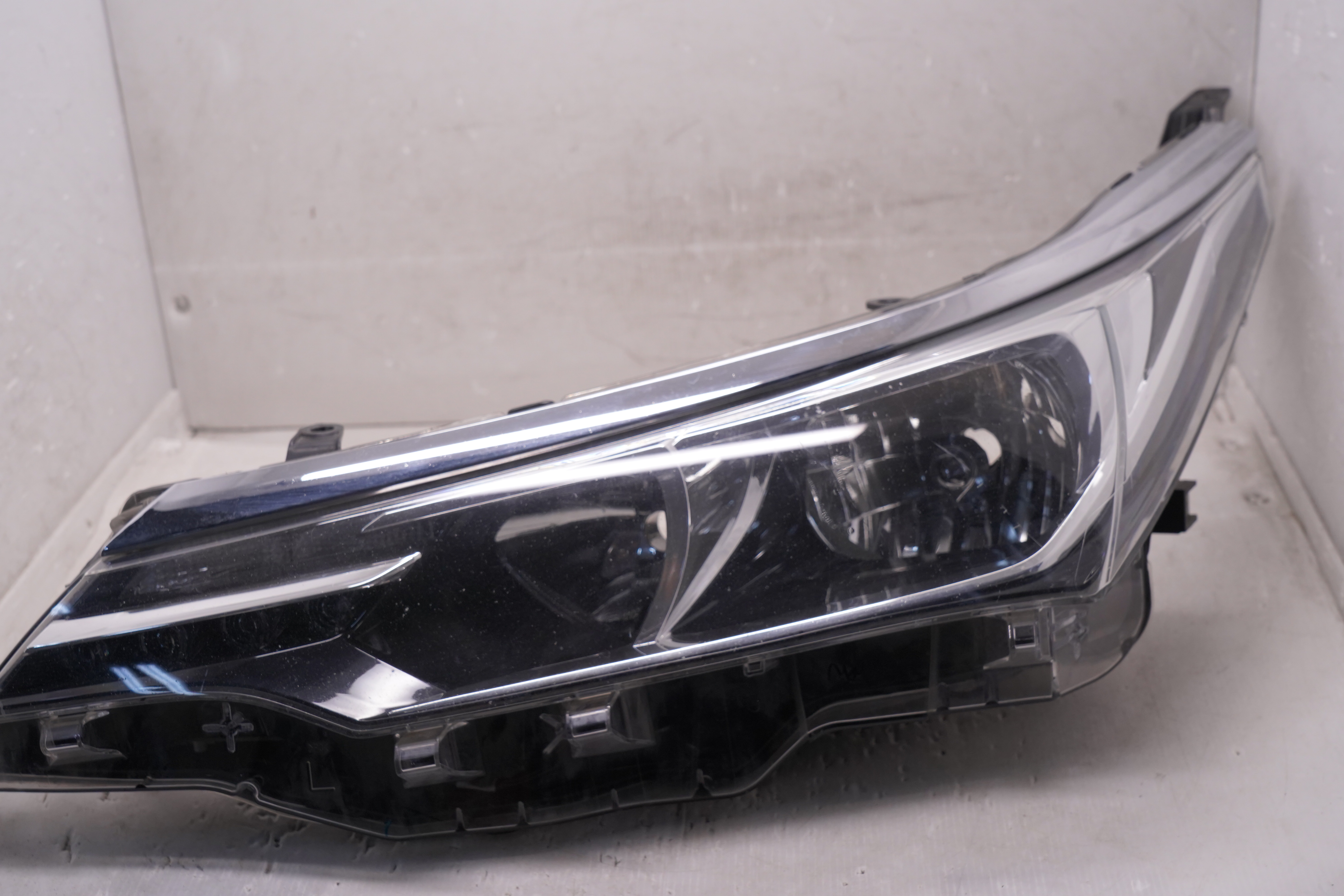 TOYOTA COROLLA 2017-2018 HALOGEN L.H.S HEADLIGHT GENUINE