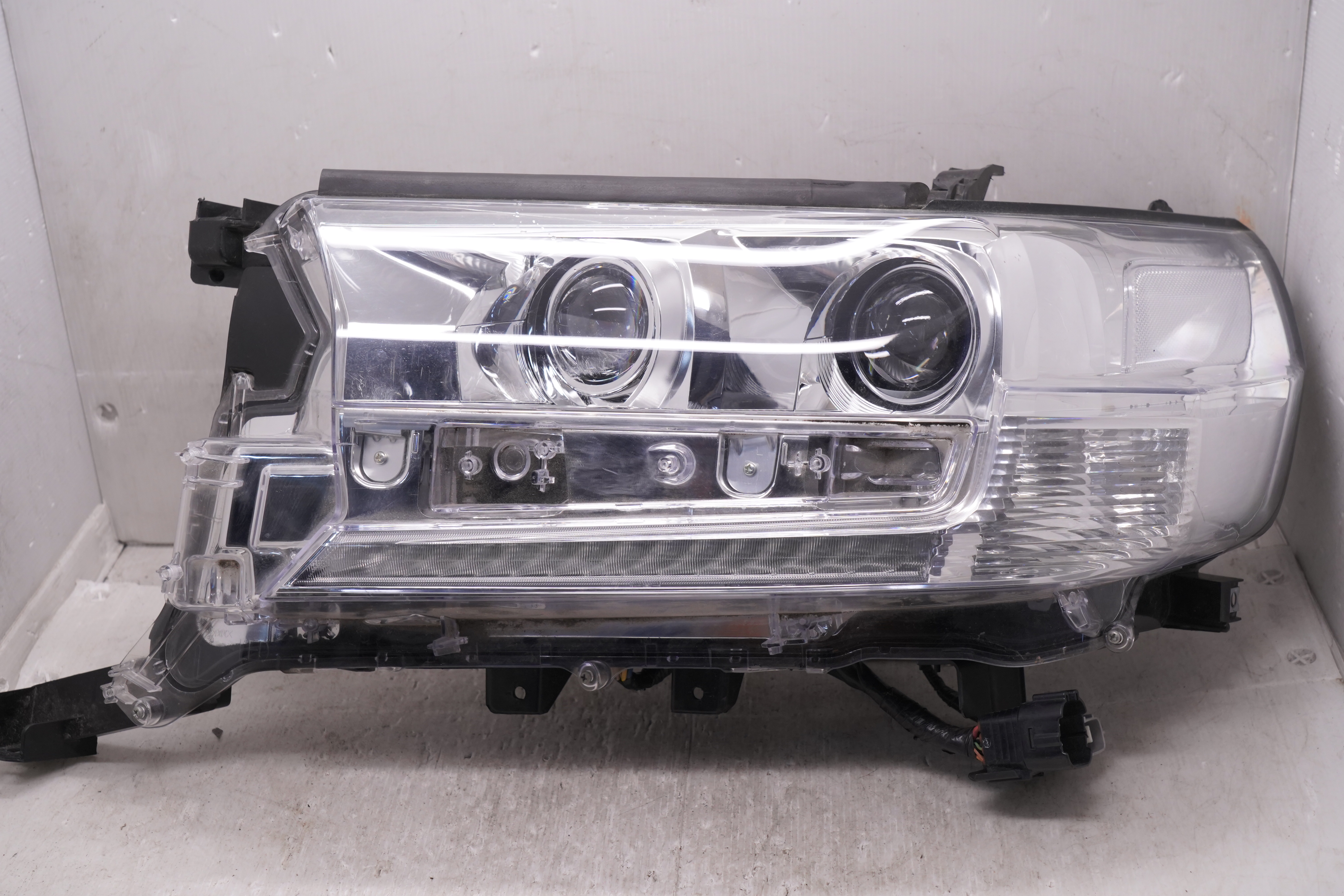 TOYOTA LANDCRUISER 200 SERIES VDJ200R 2016-2021 LED L.H.S HEADLIGHT GENUINE