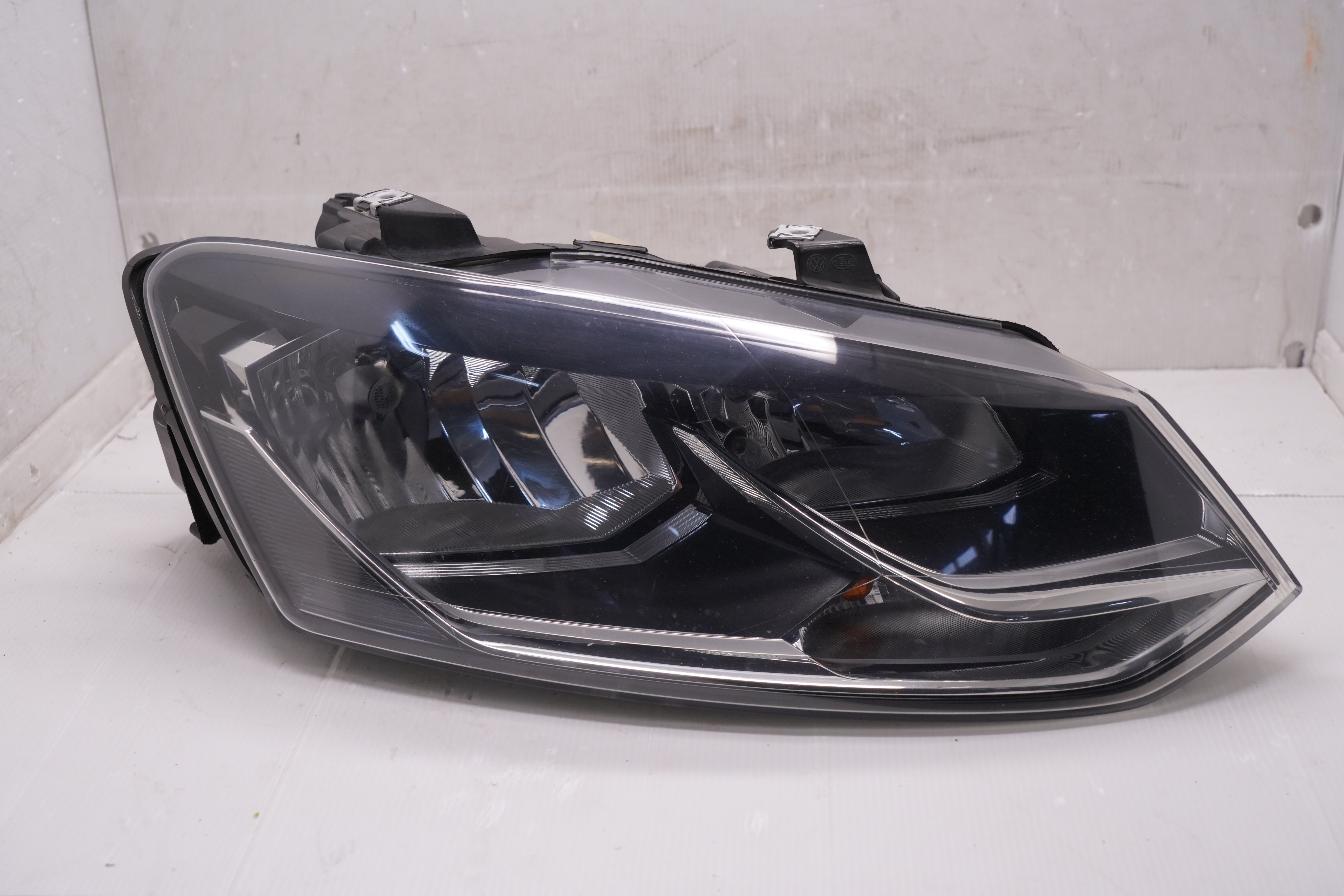 VOLKSWAGEN POLO 2014-2017 HALOGEN R.H.S HEADLIGHT GENUINE