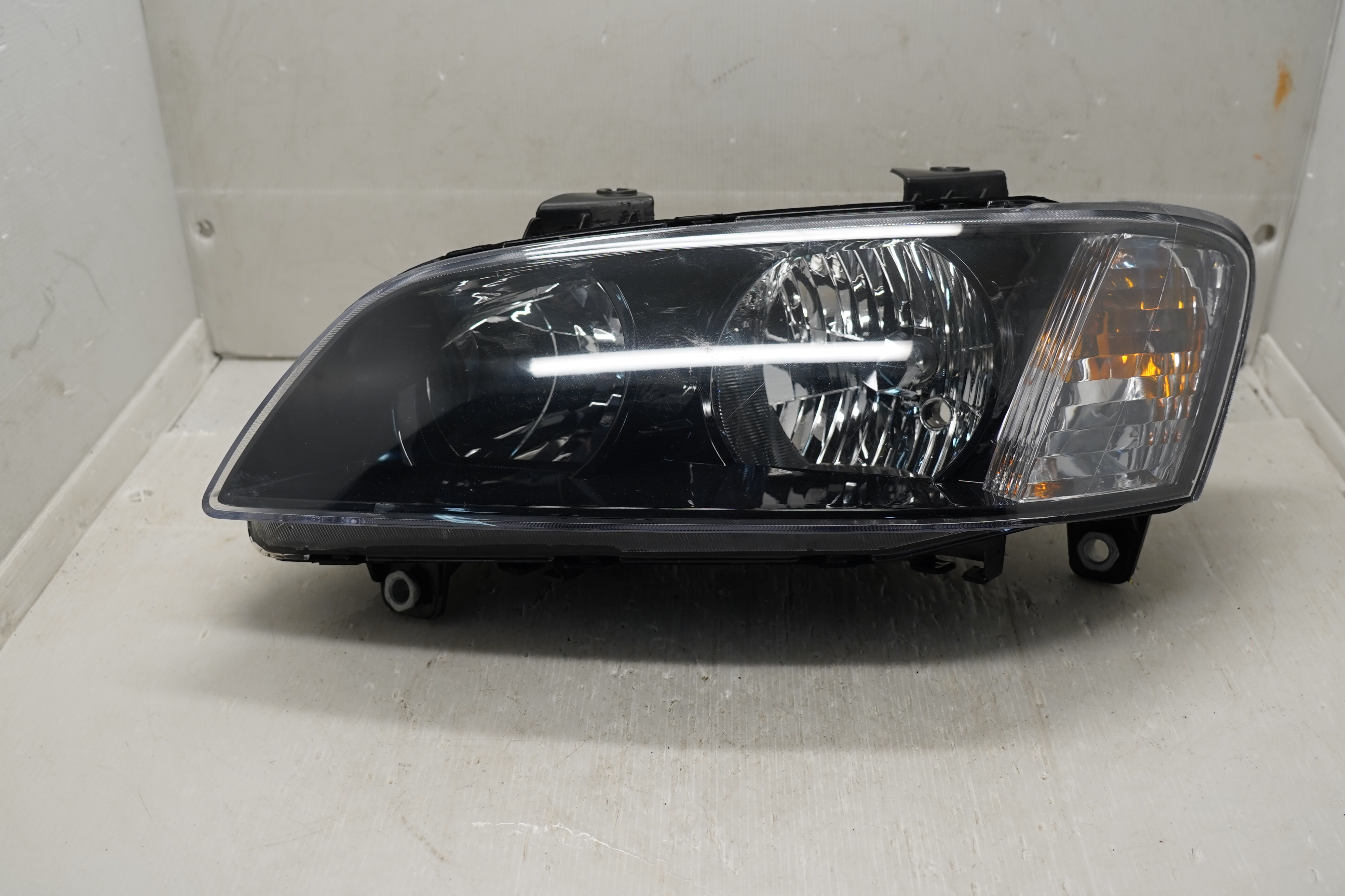 HOLDEN COMMODORE SV6 VE 2007-2010 HALOGEN L.H.S HEADLIGHT GENUINE