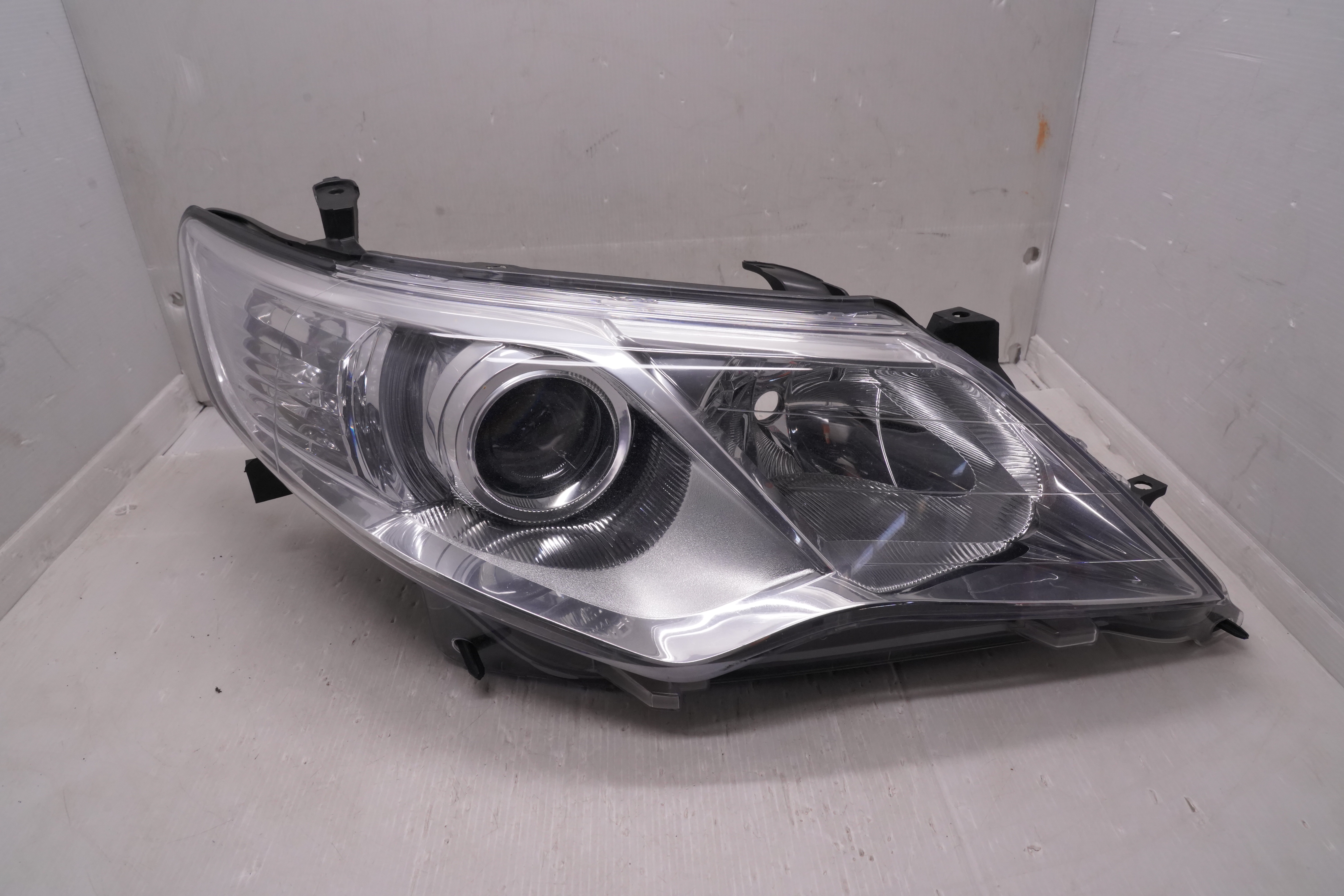 TOYOTA CAMRY 2012 HALOGEN R.H.S HEADLIGHT GENUINE