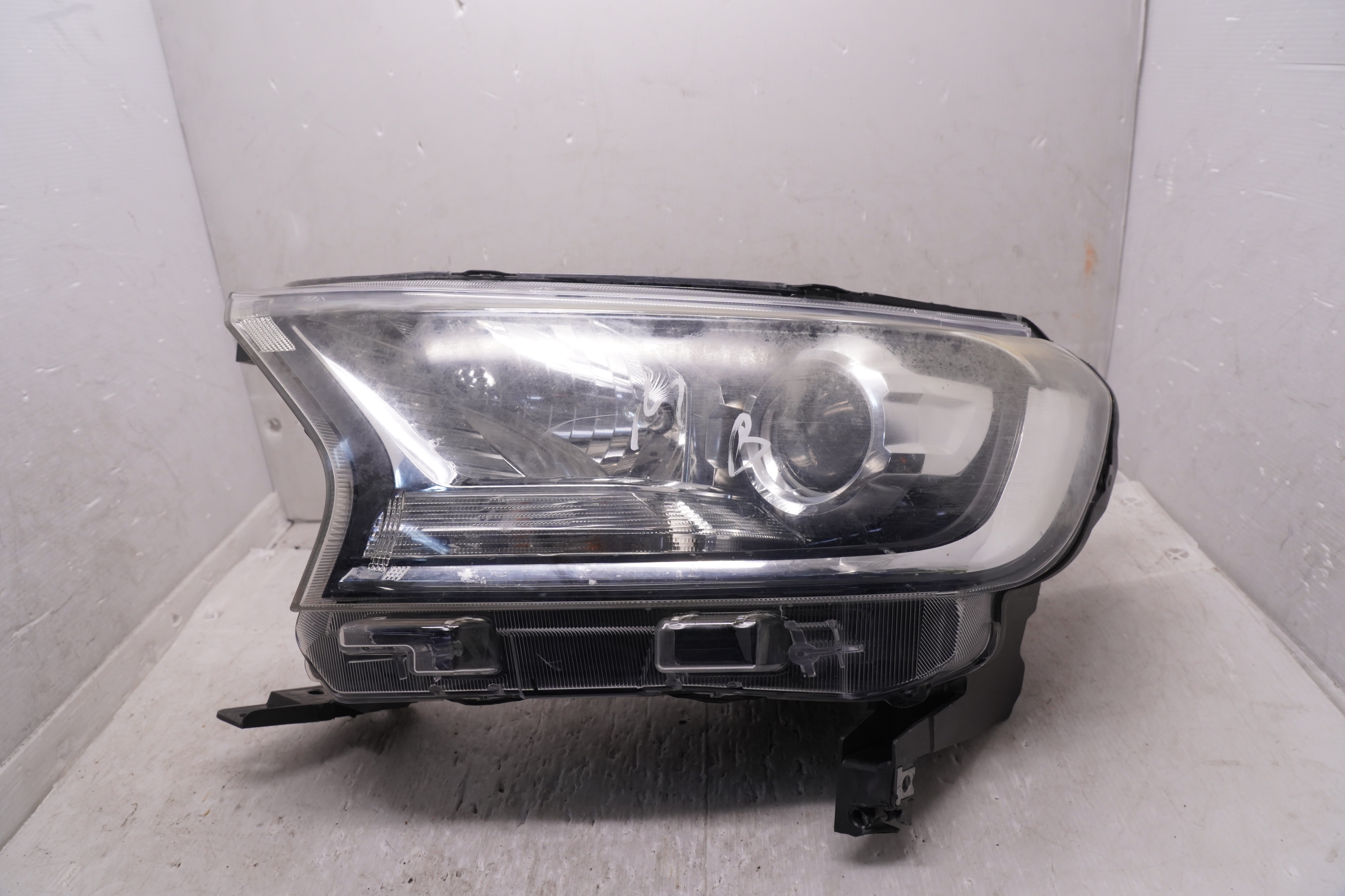FORD EVEREST RANGER 2015-2019 HALOGEN L.H.S HEADLIGHT GENUINE