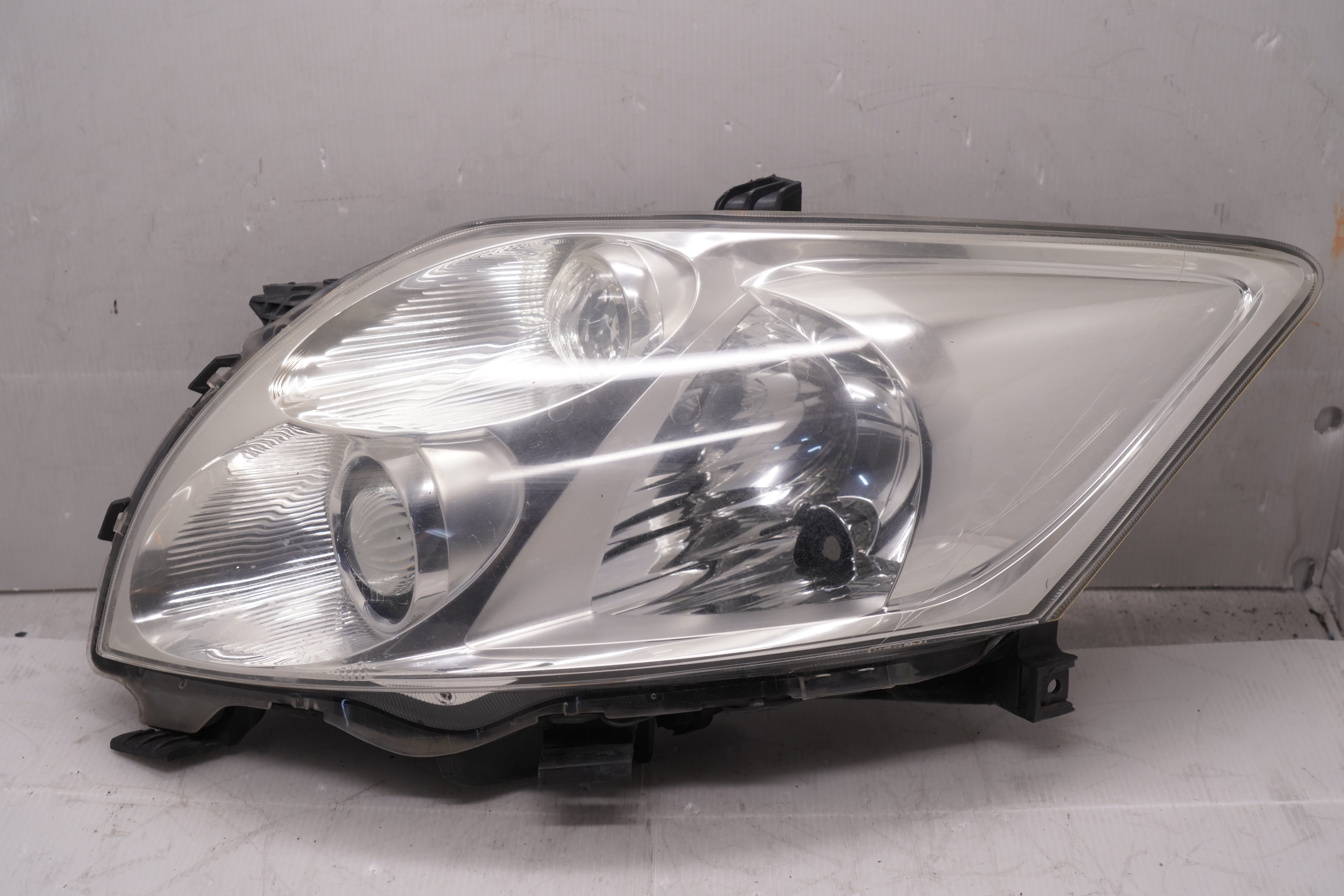TOYOTA AURIS ZRE152 2007-2009 L.H.S HEADLIGHT GENUINE