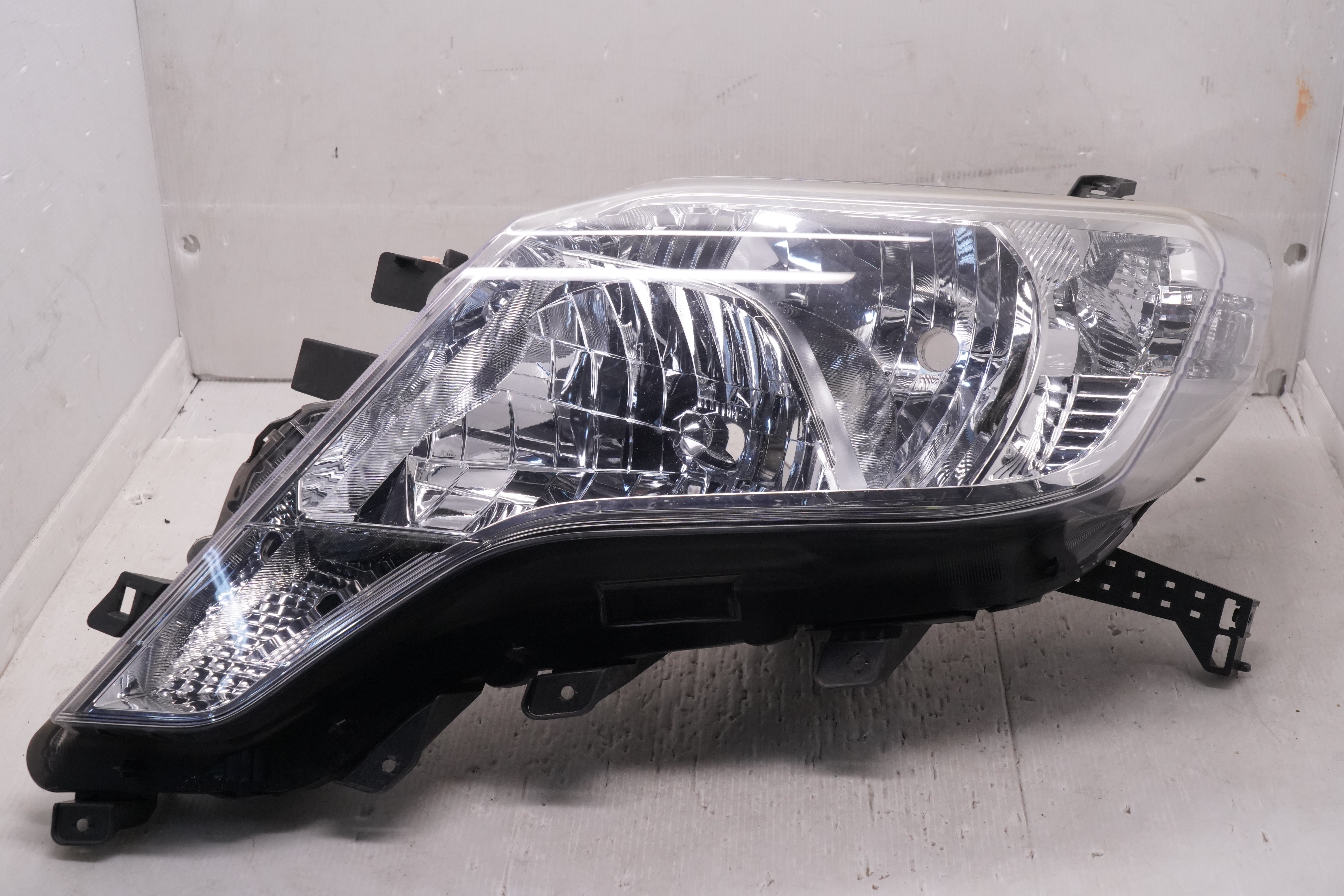 TOYOTA LANDCRUISER PRADO 150 GDJ150W 2014-2017 HALOGEN L.H.S HEADLIGHT GENUINE