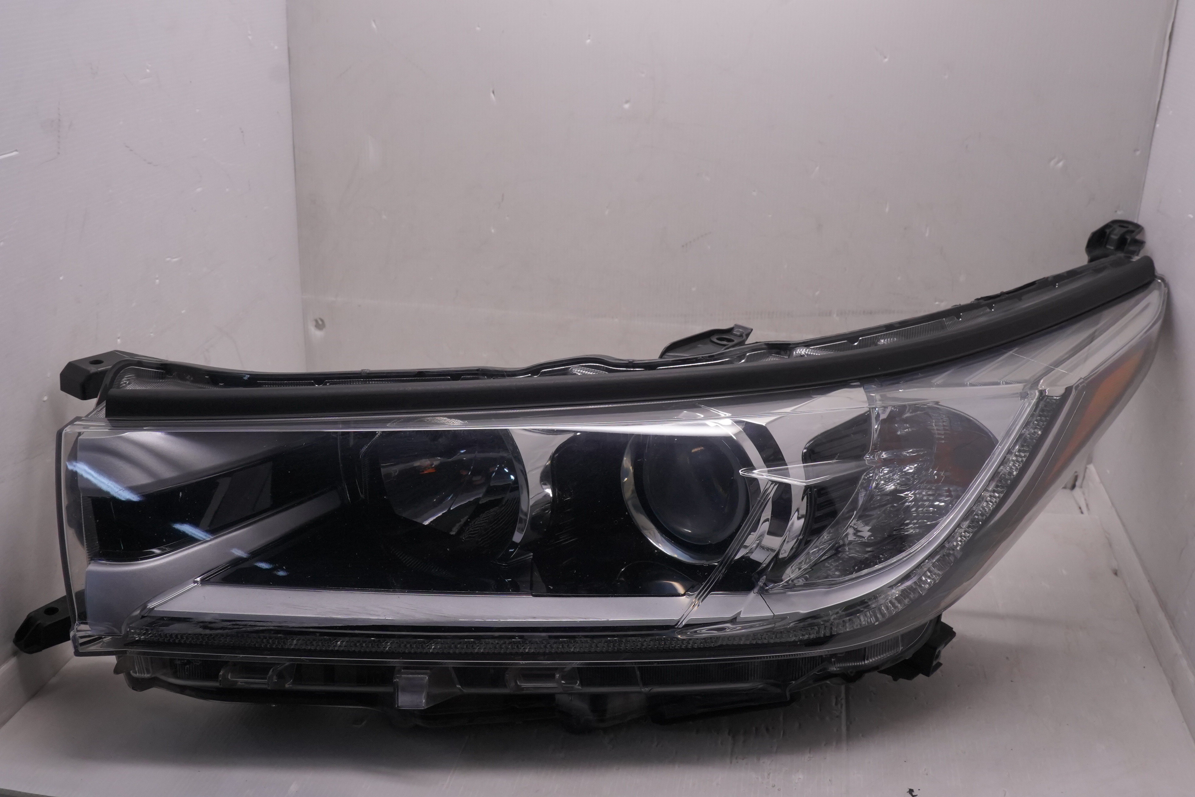 TOYOTA KLUGER 2017-2019 HALOGEN L.H.S HEADLIGHT GENUINE