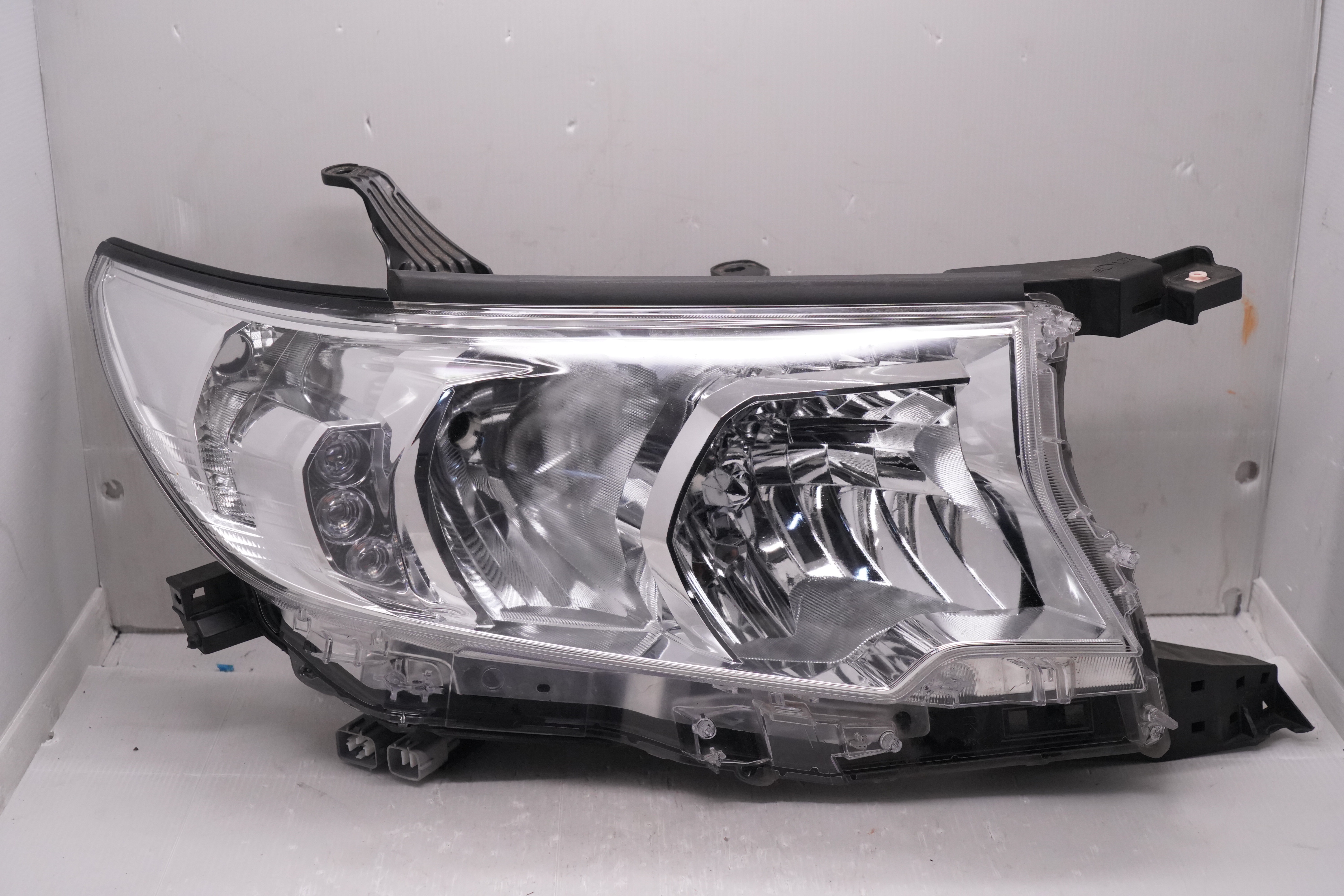 TOYOTA PARDO 2017-2021 HALOGEN R.H.S HEADLIGHT GENUINE