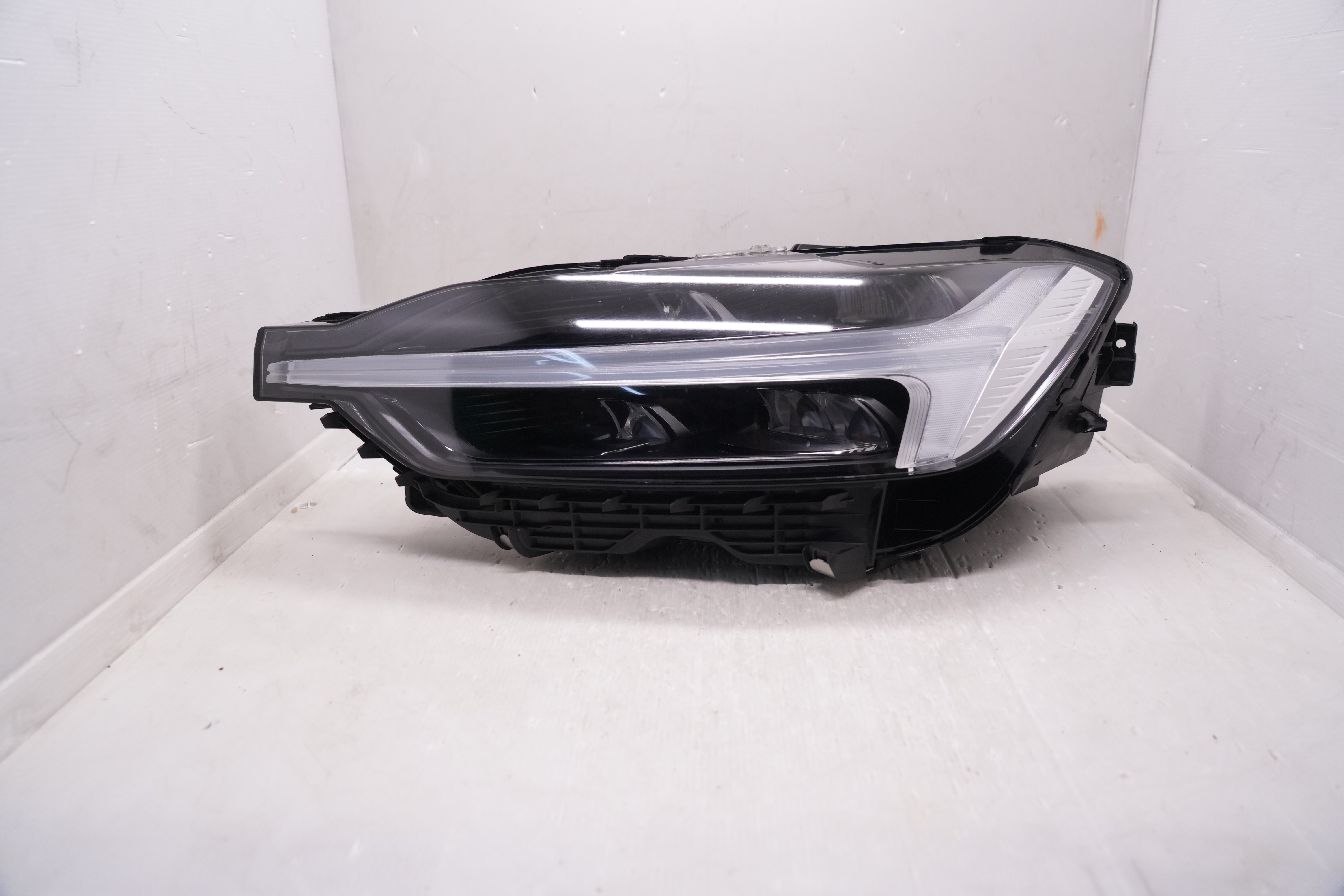 VOLVO XC60 D4 2018-2023 LED R.H.S HEADLIGHT GENUINE