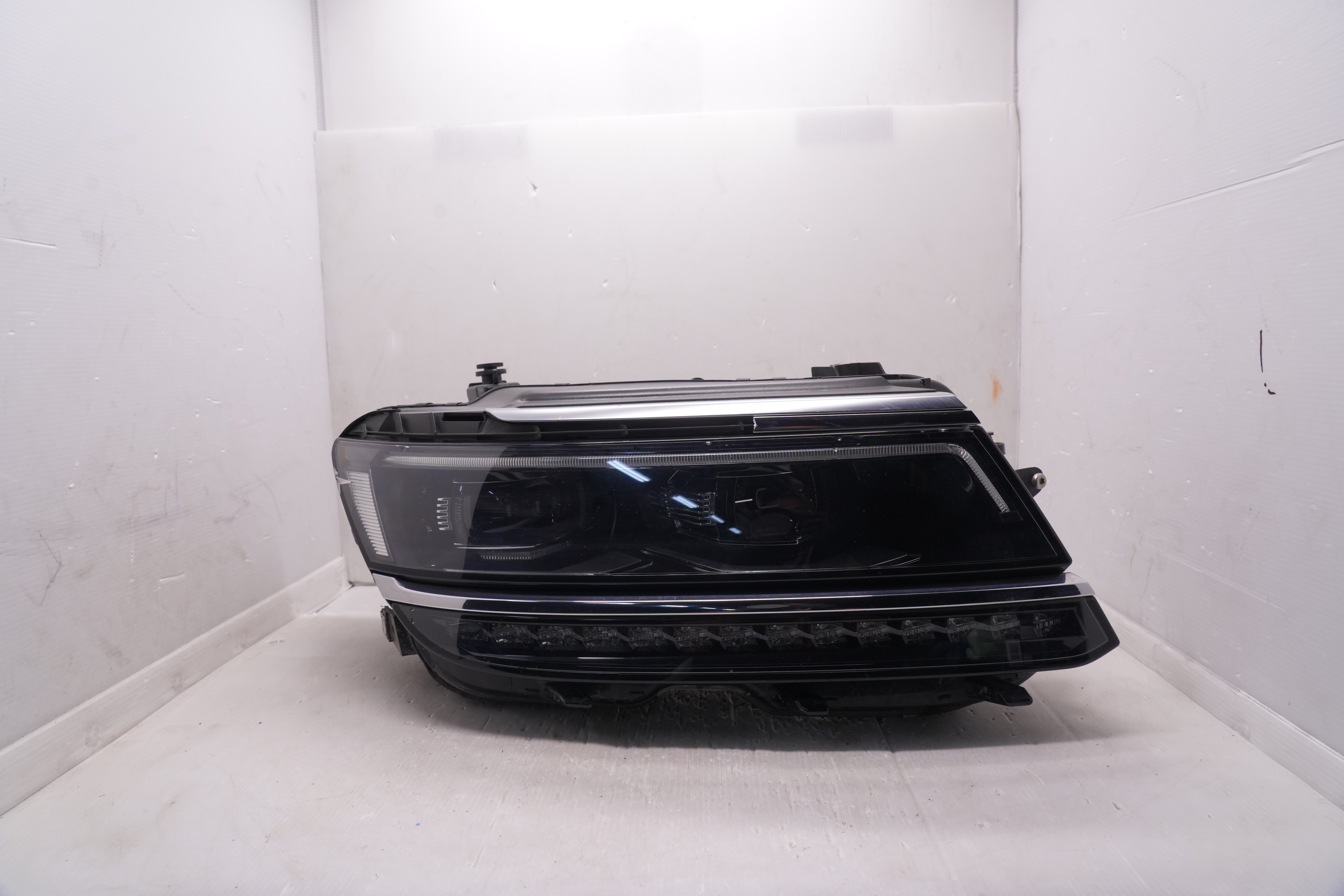 VOLKSWAGEN TIGUAN 2017-2020 LED R.H.S HEADLIGHT GENUINE