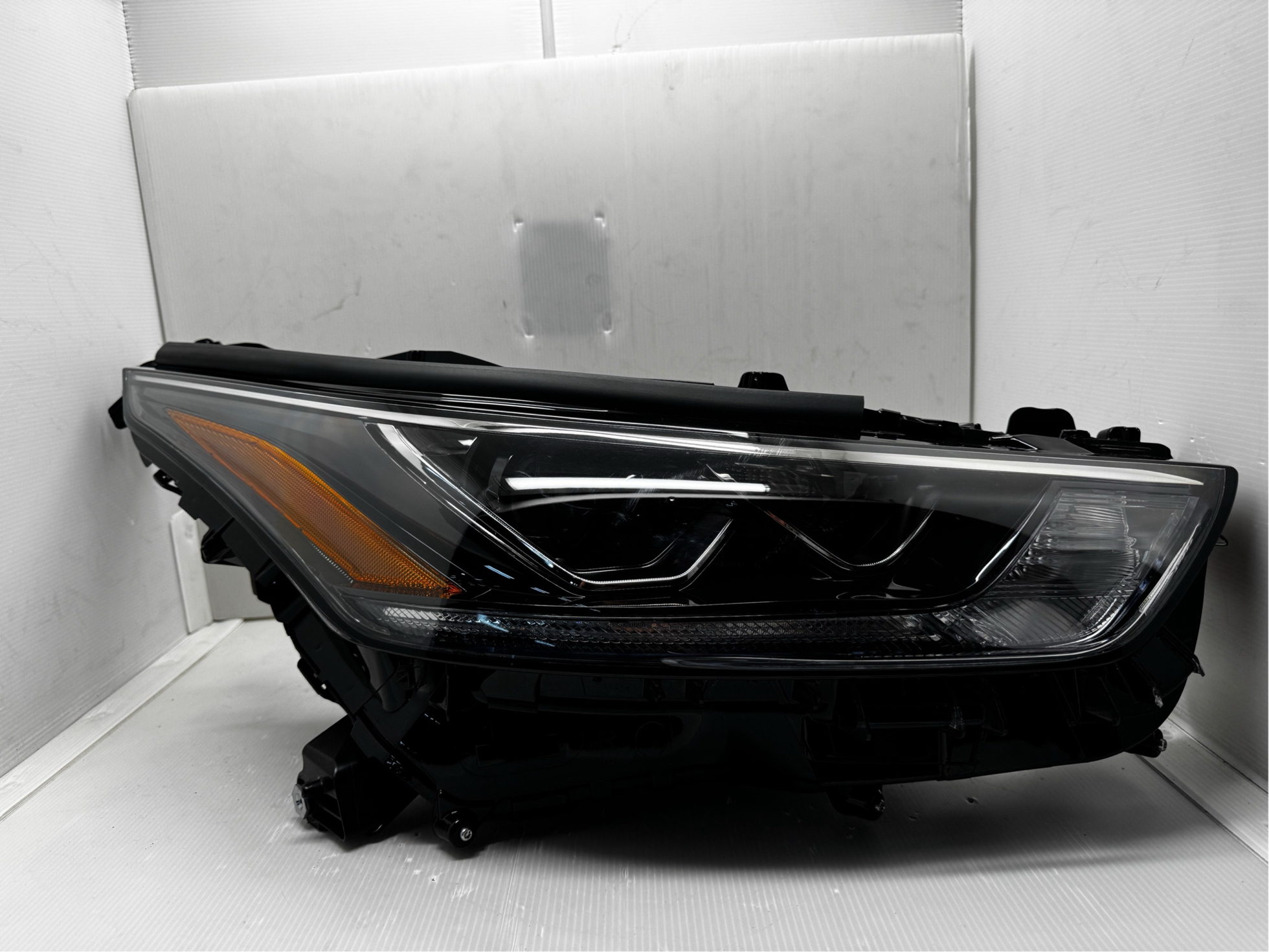 TOYOTA KLUGER 2020-2023 LED R.H.S HEADLIGHT GENUINE