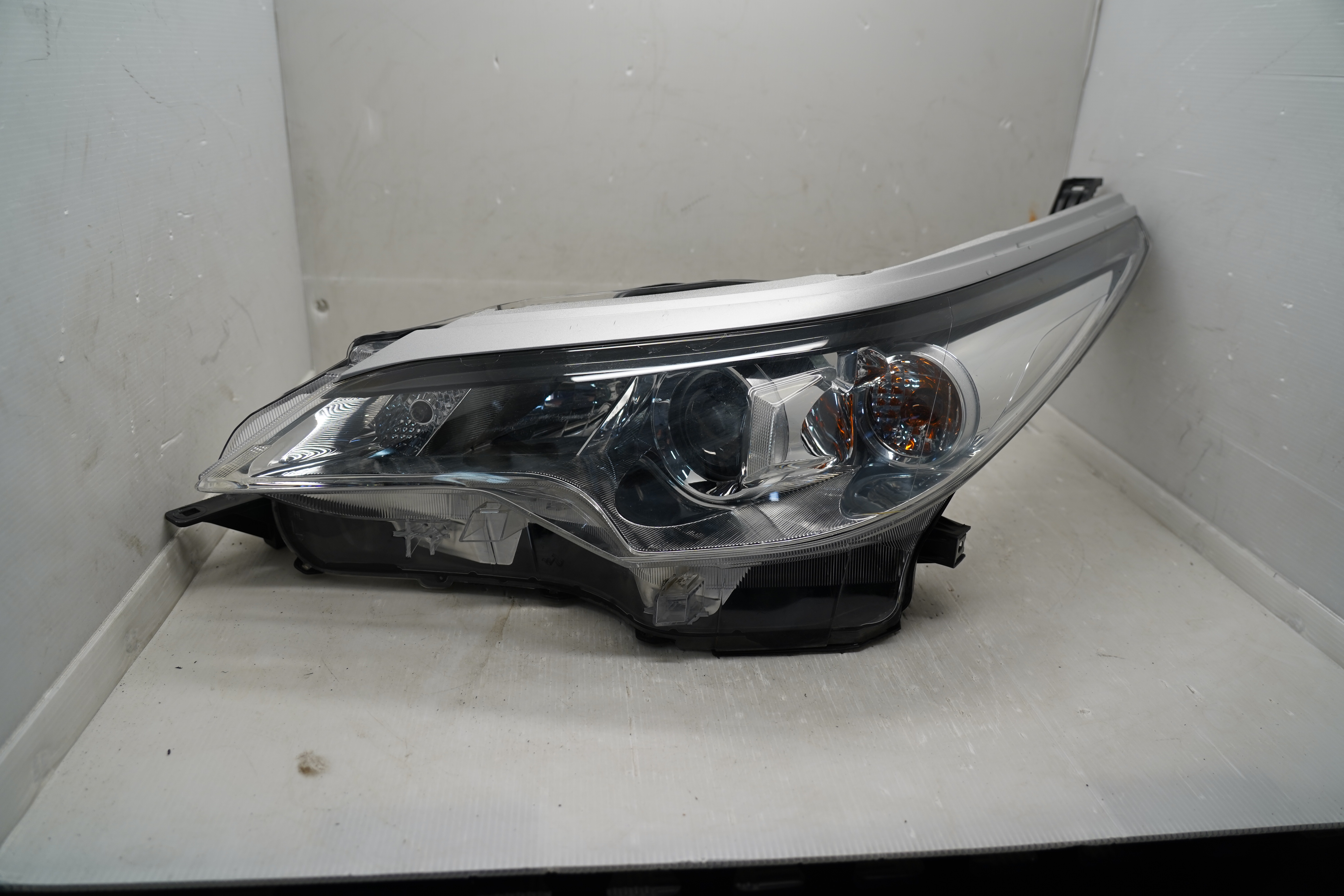 TOYOTA FORTUNER 2 AN160 2016-2020 HALOGEN R.H.S HEADLIGHT GENUINE