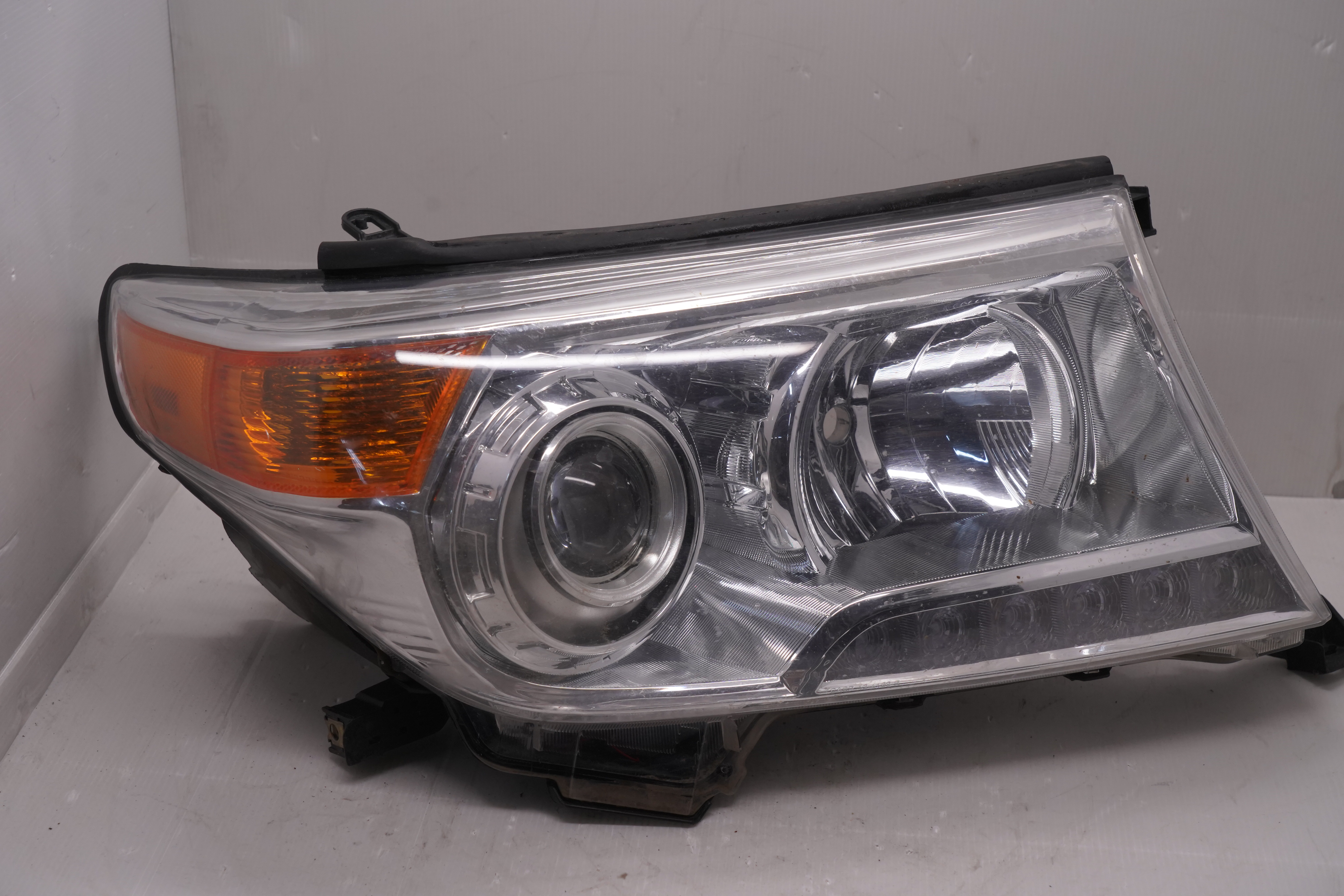 TOYOTA LAND CRUISER 200 SERIES R.H.S HEADLIGHT GUNUINE