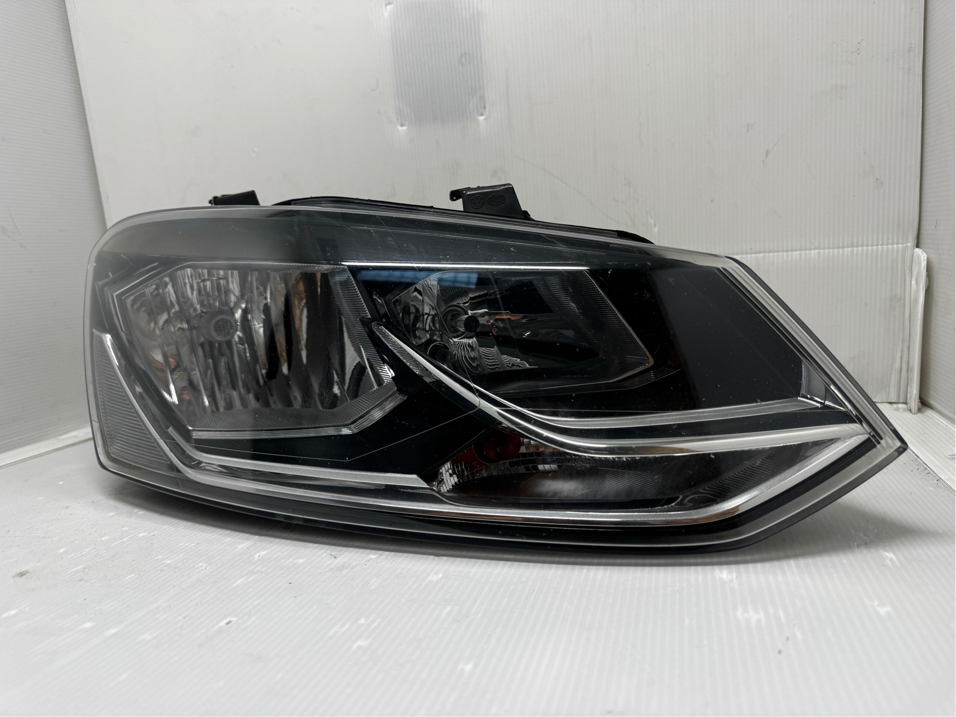 VOLKSWAGEN POLO 2014-2017 HALOGEN R.H.S HEADLIGHT GENUINE