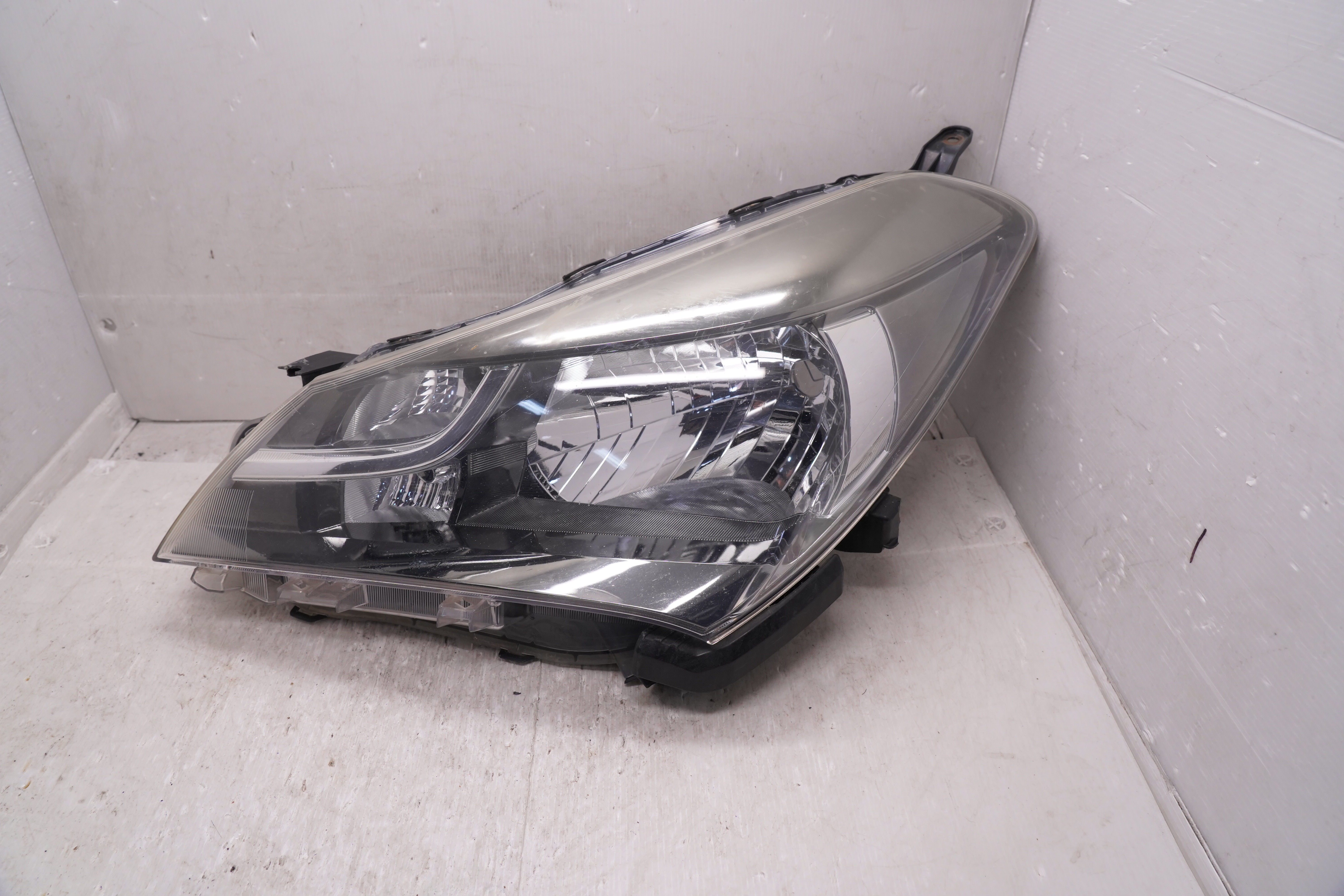 TOYOTA YARIS NCP130R 2014-2016 HALOGEN L.H.S HEADLIGHT GENUINE