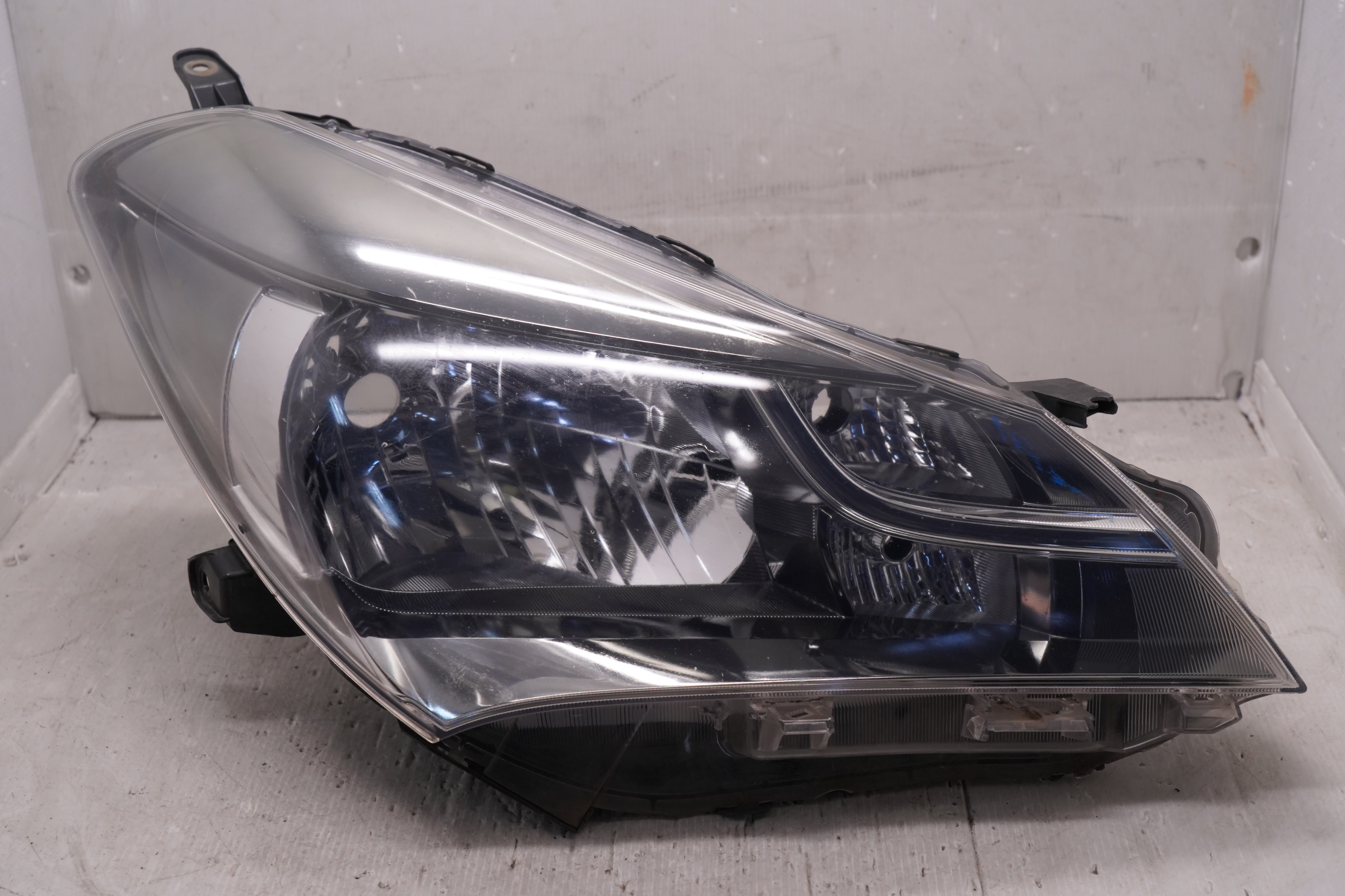 TOYOTA YARIS NCP130R 2014-2016 HALOGEN R.H.S HEADLIGHT GENUINE
