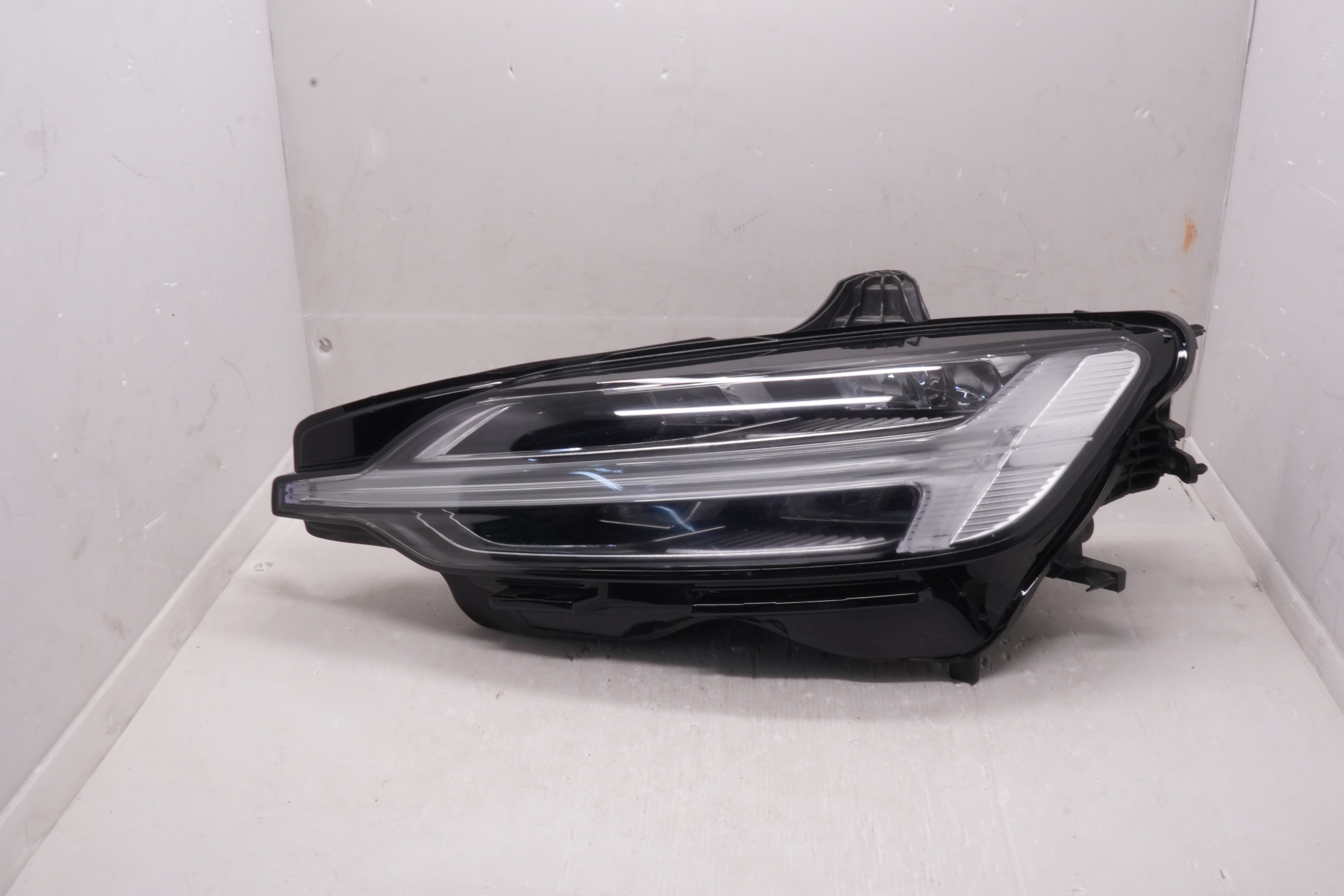 VOLVO V60 2020-2022 LED L.H.S HEADLIGHT GENUINE