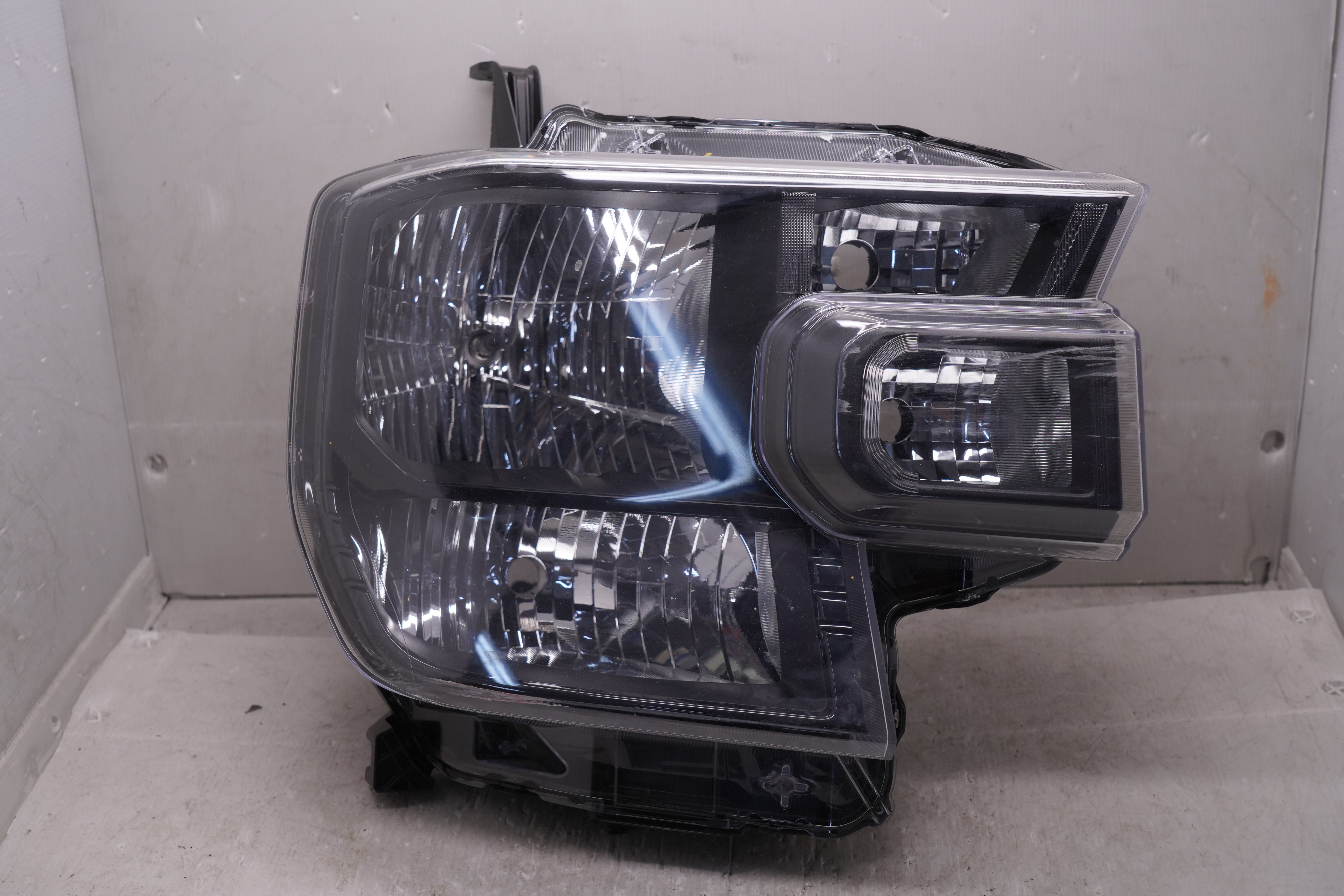 FORD EVEREST RANGER 2022-2024 HALOGEN R.H.S HEADLIGHT GENUINE